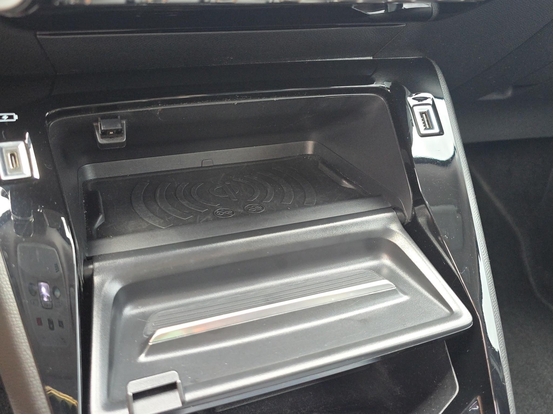 PEUGEOT 2008 1.2 Turbo 130 Allure-image-19