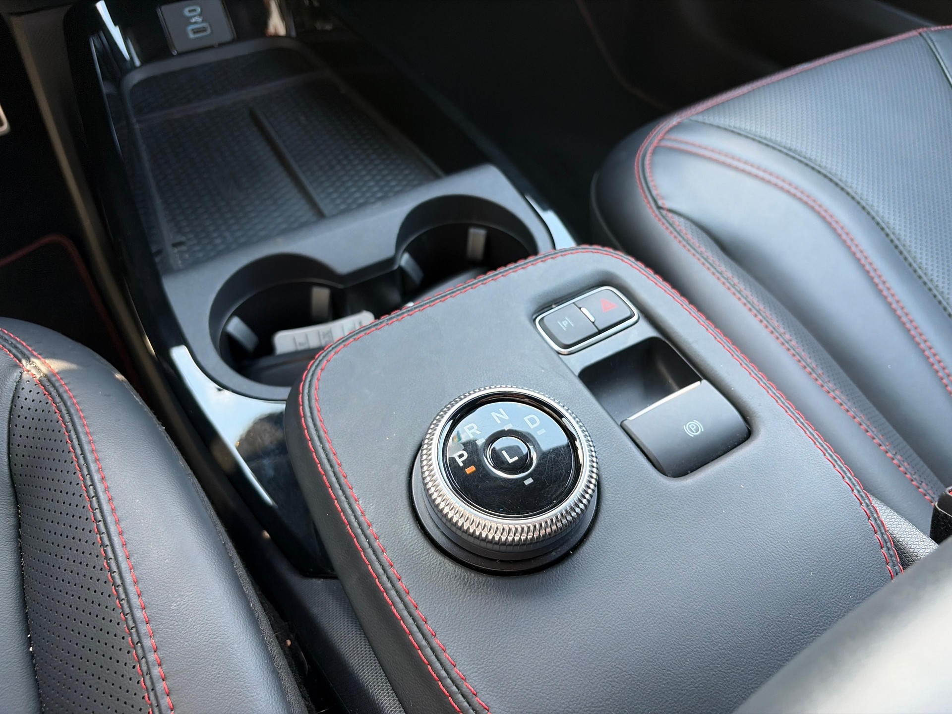 FORD Mustang Mach-E Standard AWD-image-18