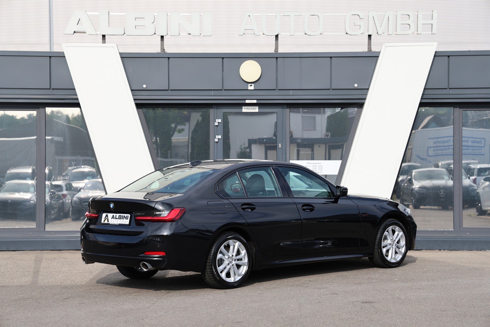 BMW 320i xDrive Steptronic-showroom-element-3