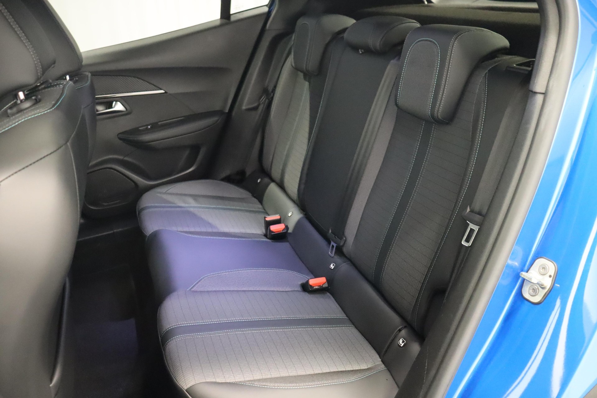 PEUGEOT 2008 1.2 PureTech 130 Allure Pack-image-12