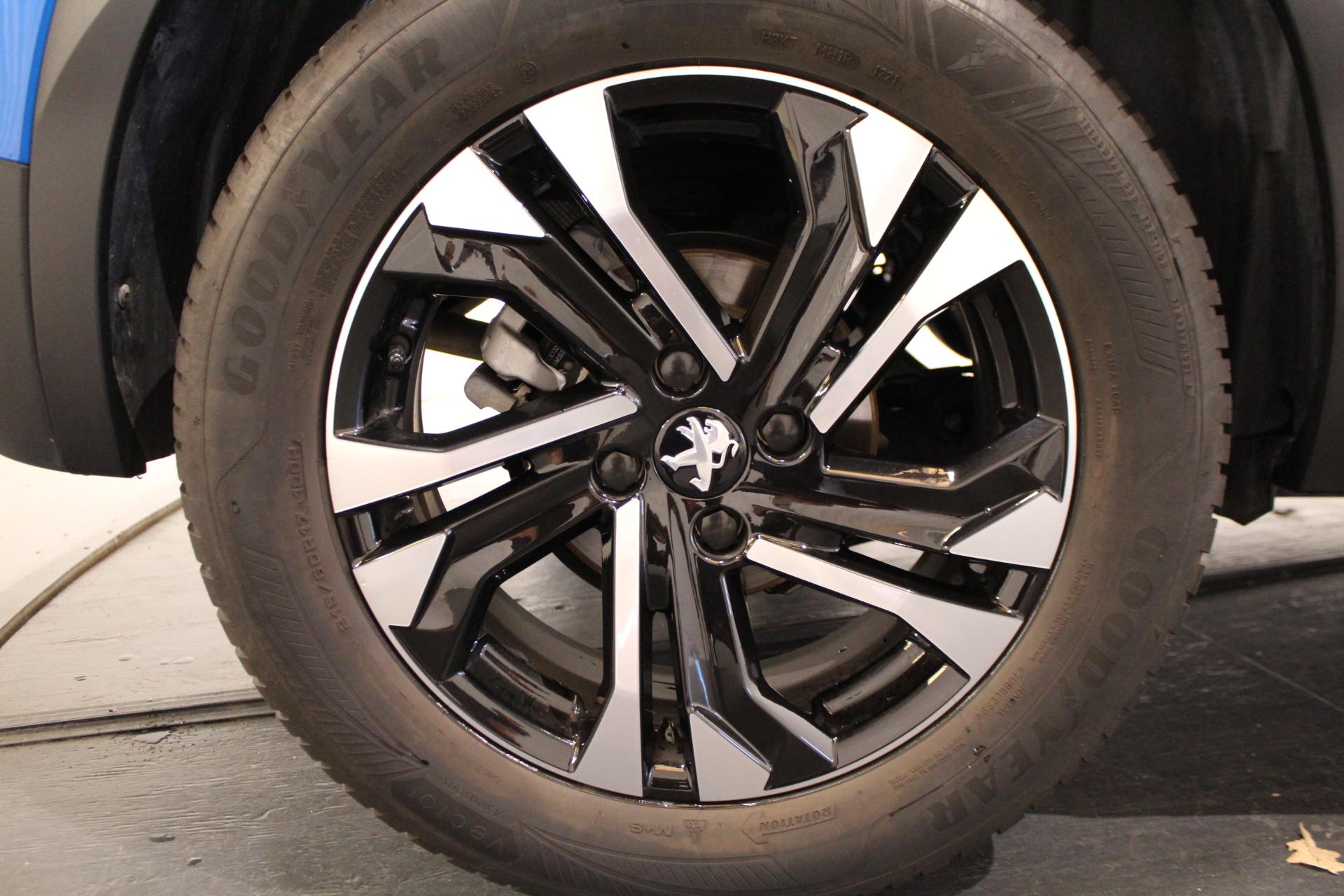 PEUGEOT 2008 1.2 PureTech 130 Allure Pack-image-5