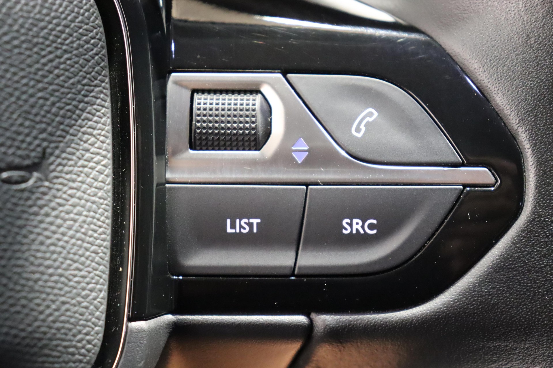 PEUGEOT 2008 1.2 PureTech 130 Allure Pack-image-2