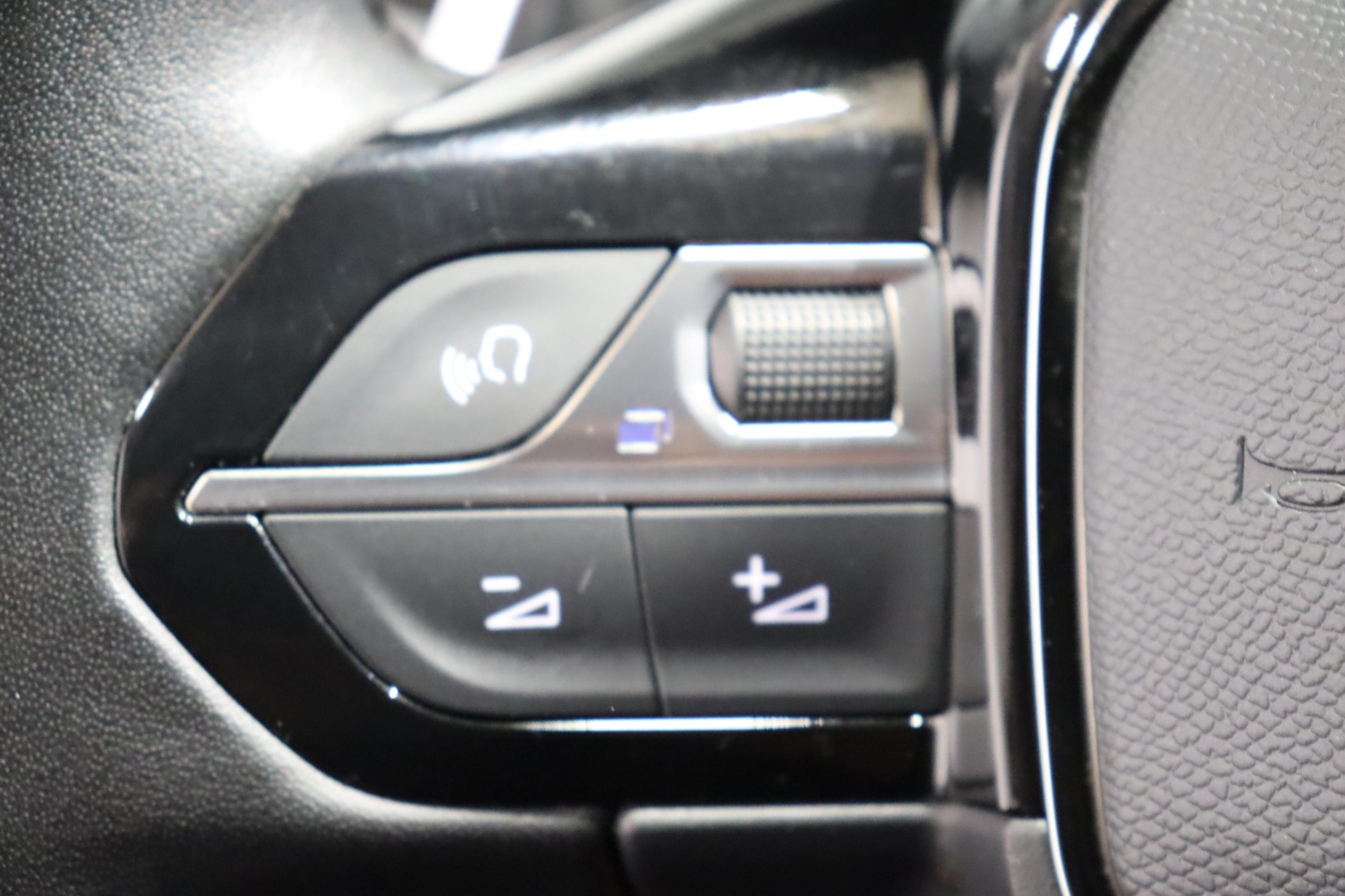 PEUGEOT 2008 1.2 PureTech 130 Allure Pack-image-0
