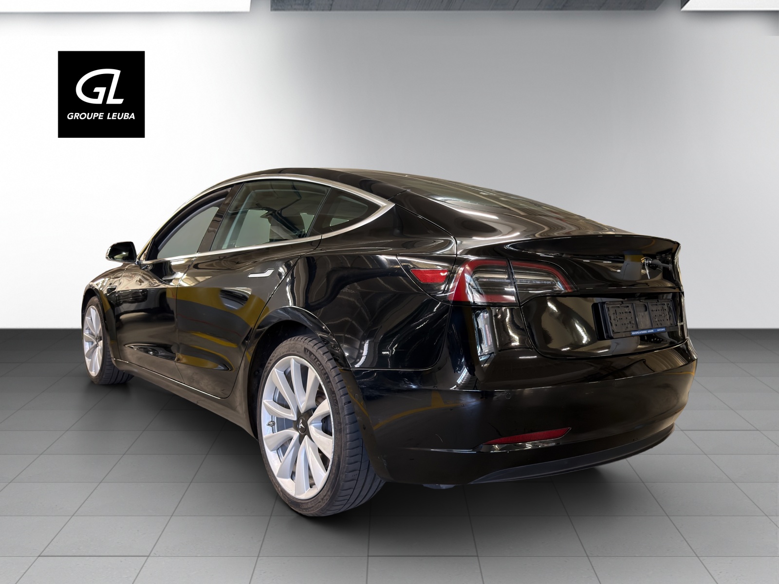TESLA Model 3 Long Range Dual Motor AWD-showroom-element-3