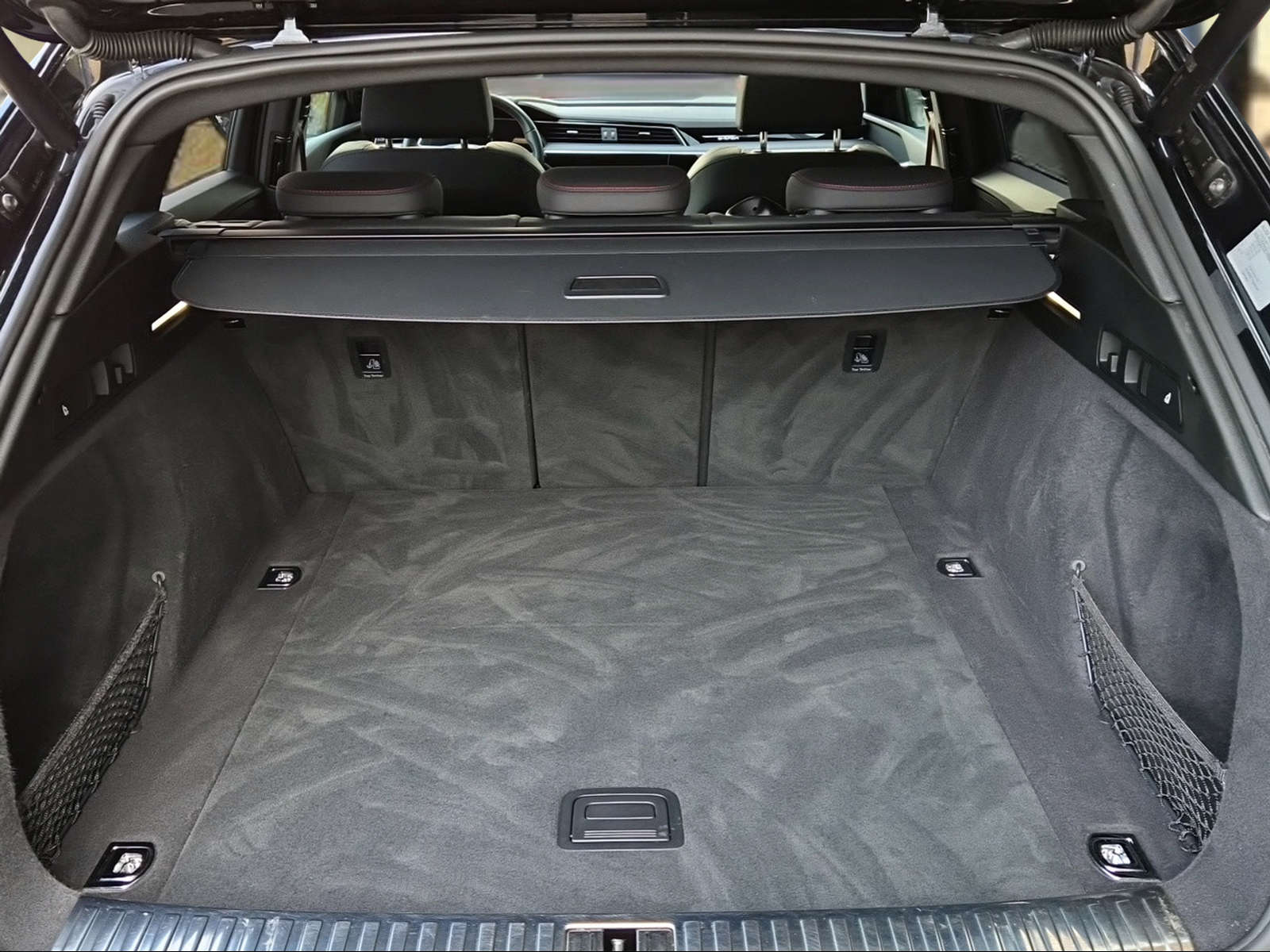 AUDI Q8 50 e-tron Black Edition quattro Mythosschwarz Metallic-image-5