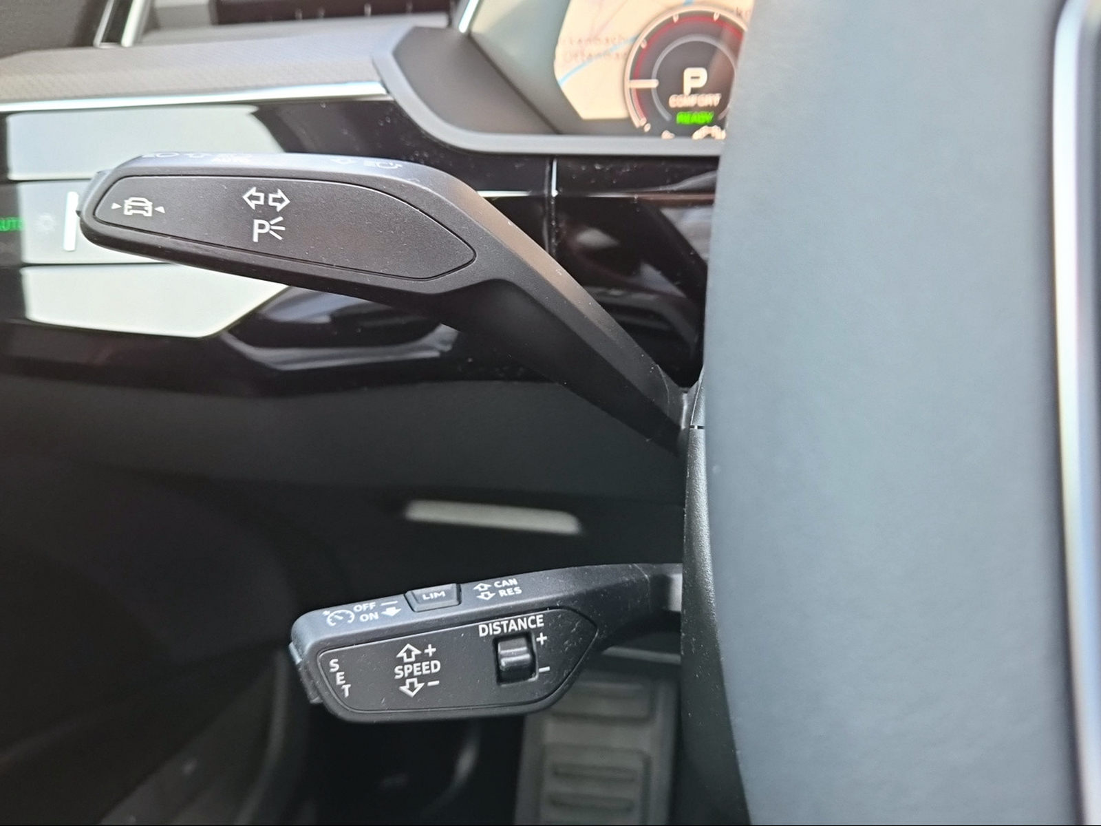 AUDI Q8 50 e-tron Black Edition quattro Mythosschwarz Metallic-image-15