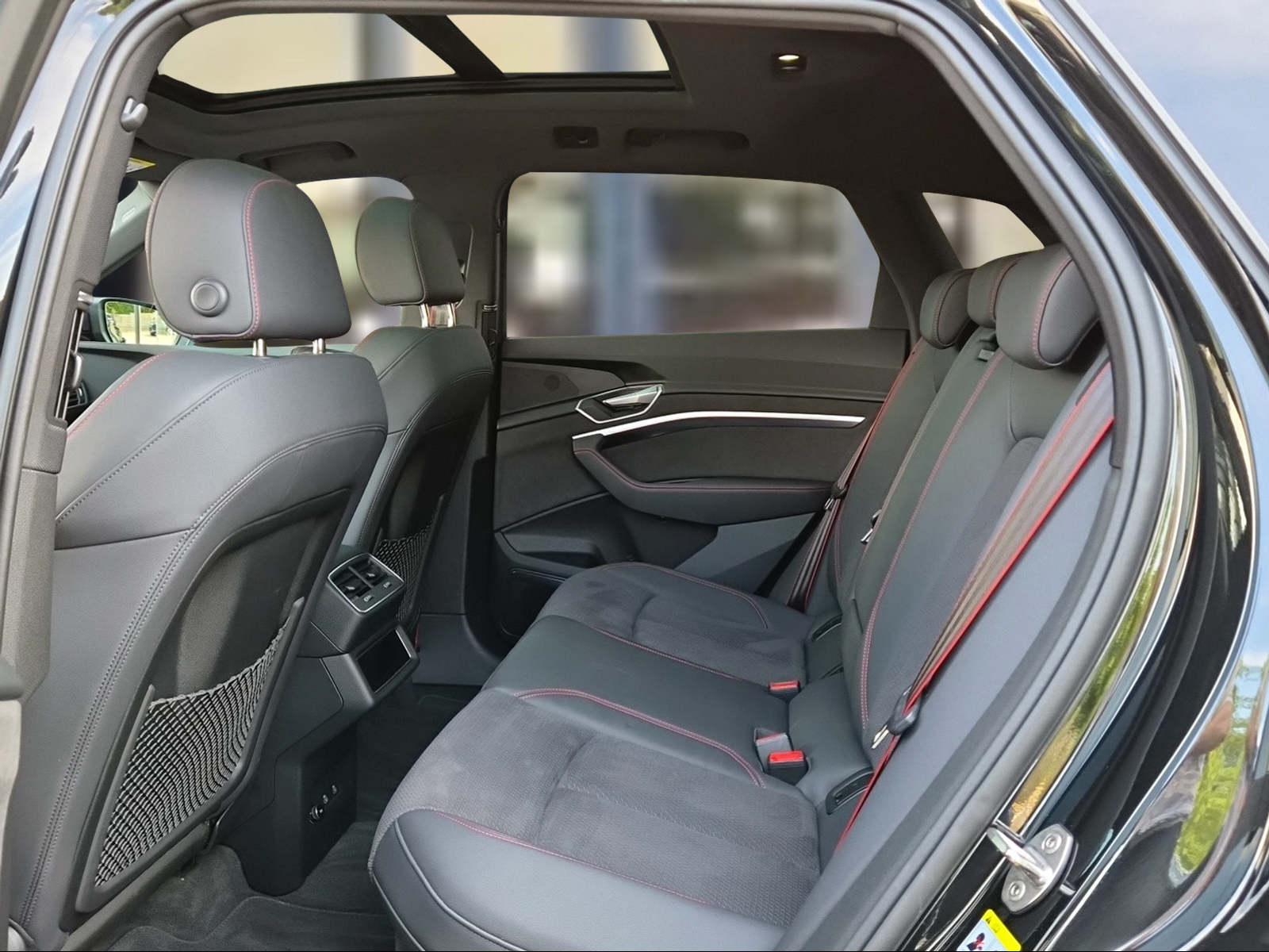AUDI Q8 50 e-tron Black Edition quattro Mythosschwarz Metallic-image-9