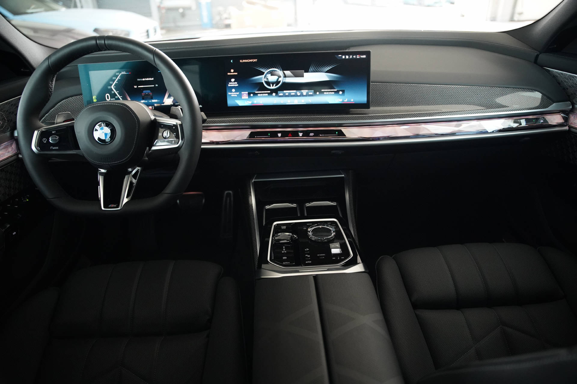 BMW 740d xDrive 48V M Sport Pro Steptronic-image-11