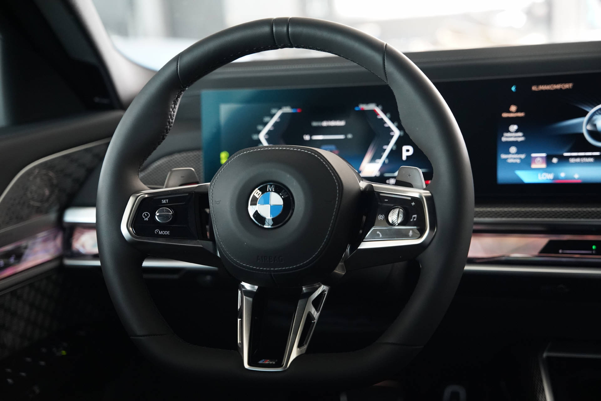 BMW 740d xDrive 48V M Sport Pro Steptronic-image-12