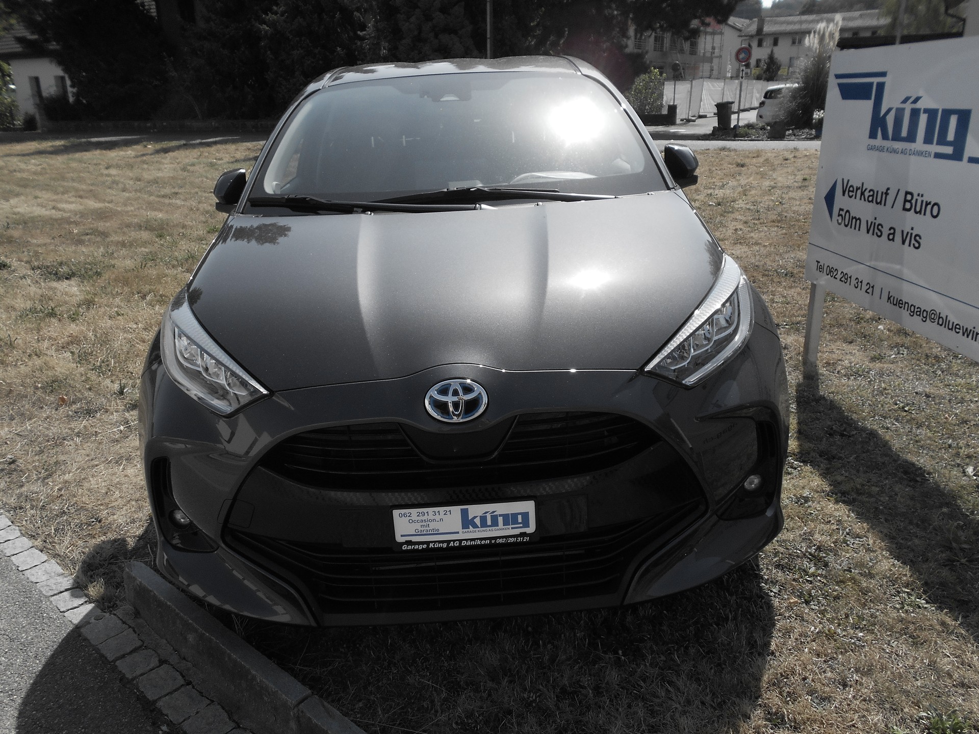 TOYOTA YARIS 1,5 VVT-i HSD Trend*neuwertig-image-2