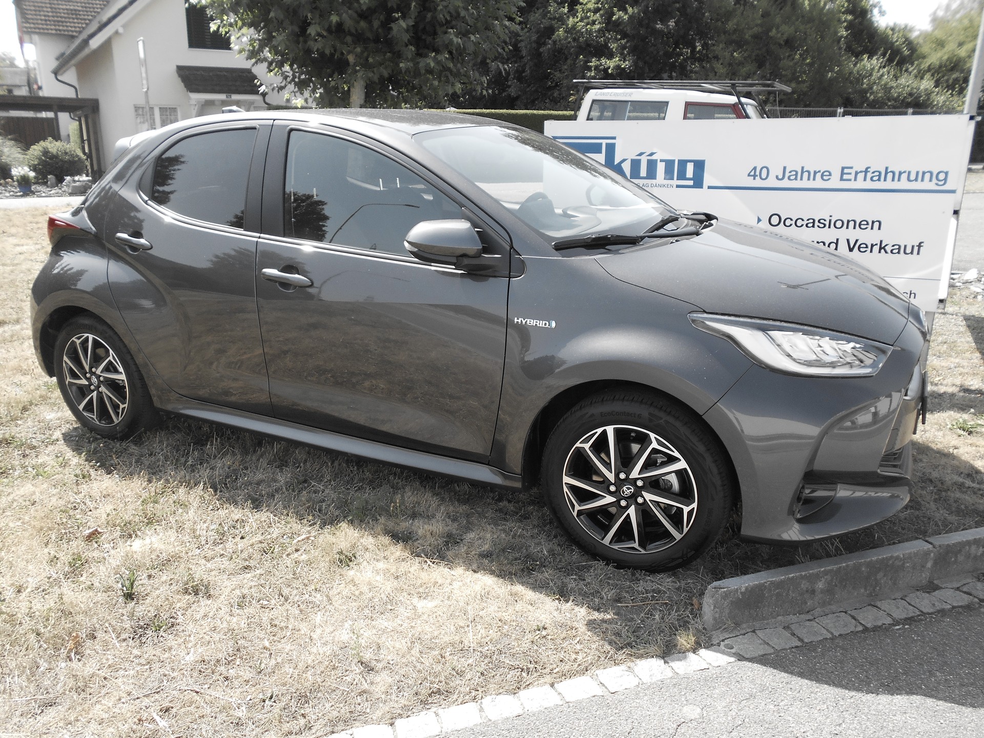 TOYOTA YARIS 1,5 VVT-i HSD Trend*neuwertig-image-0