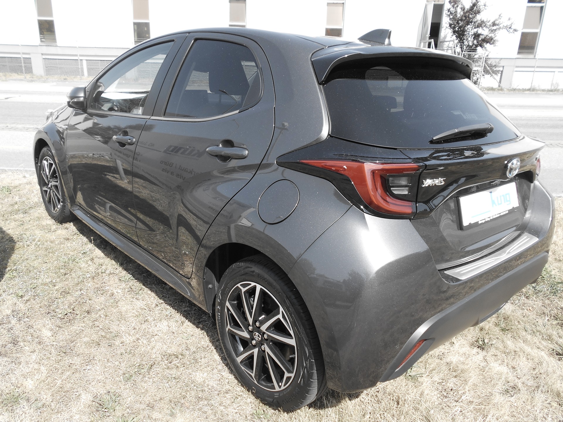 TOYOTA YARIS 1,5 VVT-i HSD Trend*neuwertig-image-1