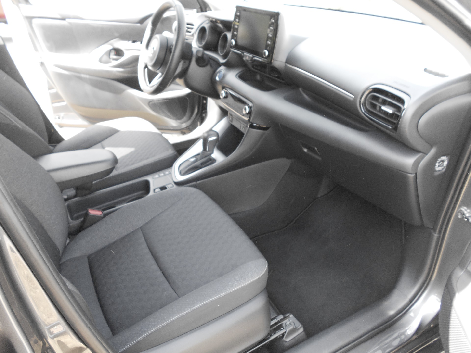TOYOTA YARIS 1,5 VVT-i HSD Trend*neuwertig-image-5