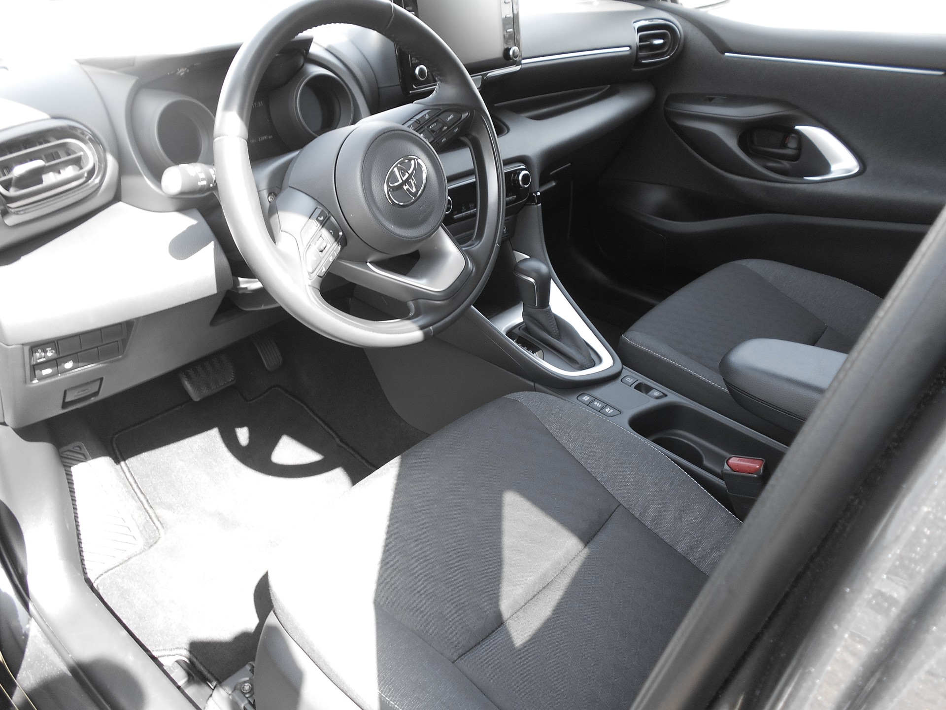 TOYOTA YARIS 1,5 VVT-i HSD Trend*neuwertig-image-4