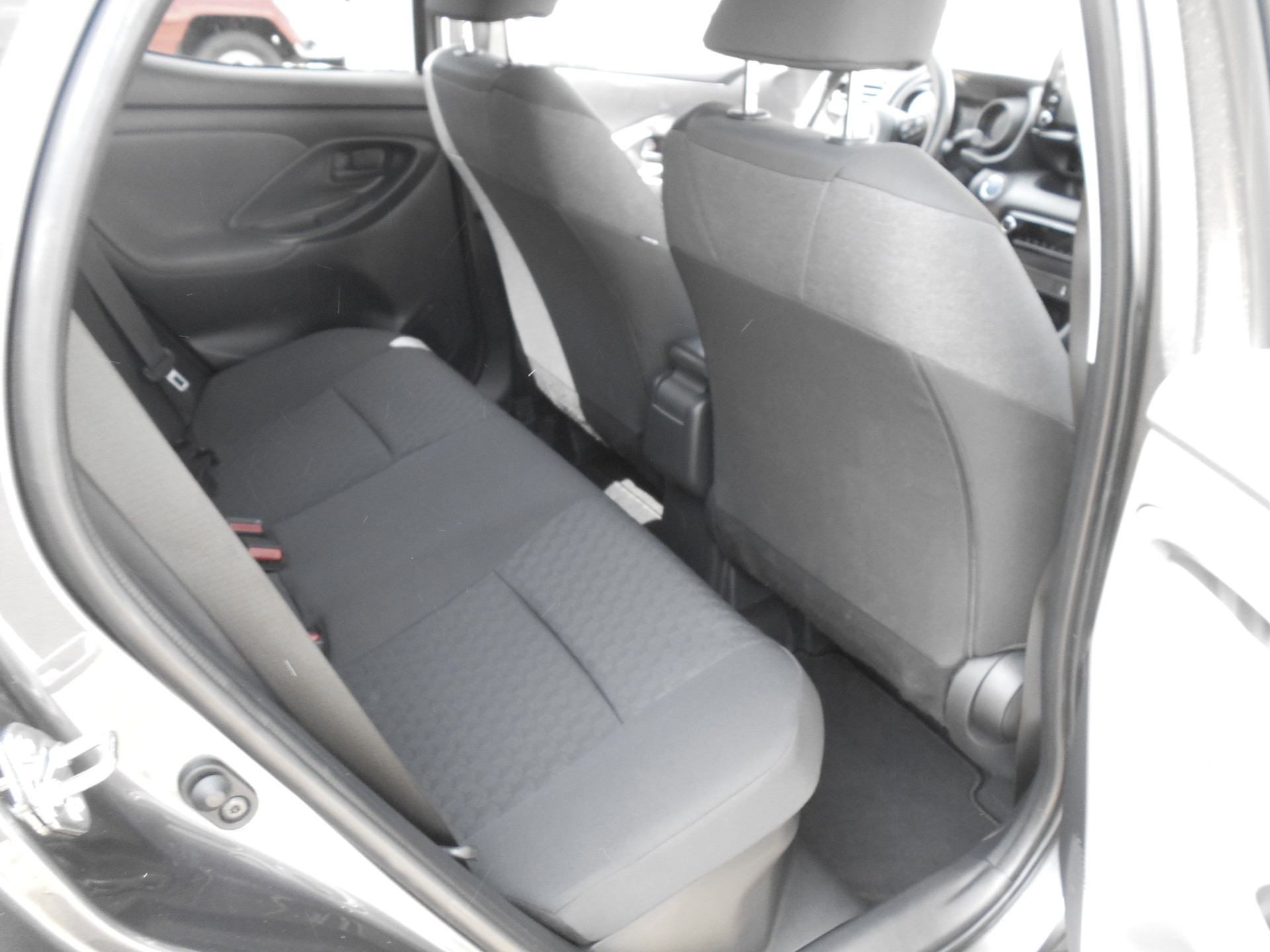TOYOTA YARIS 1,5 VVT-i HSD Trend*neuwertig-image-6