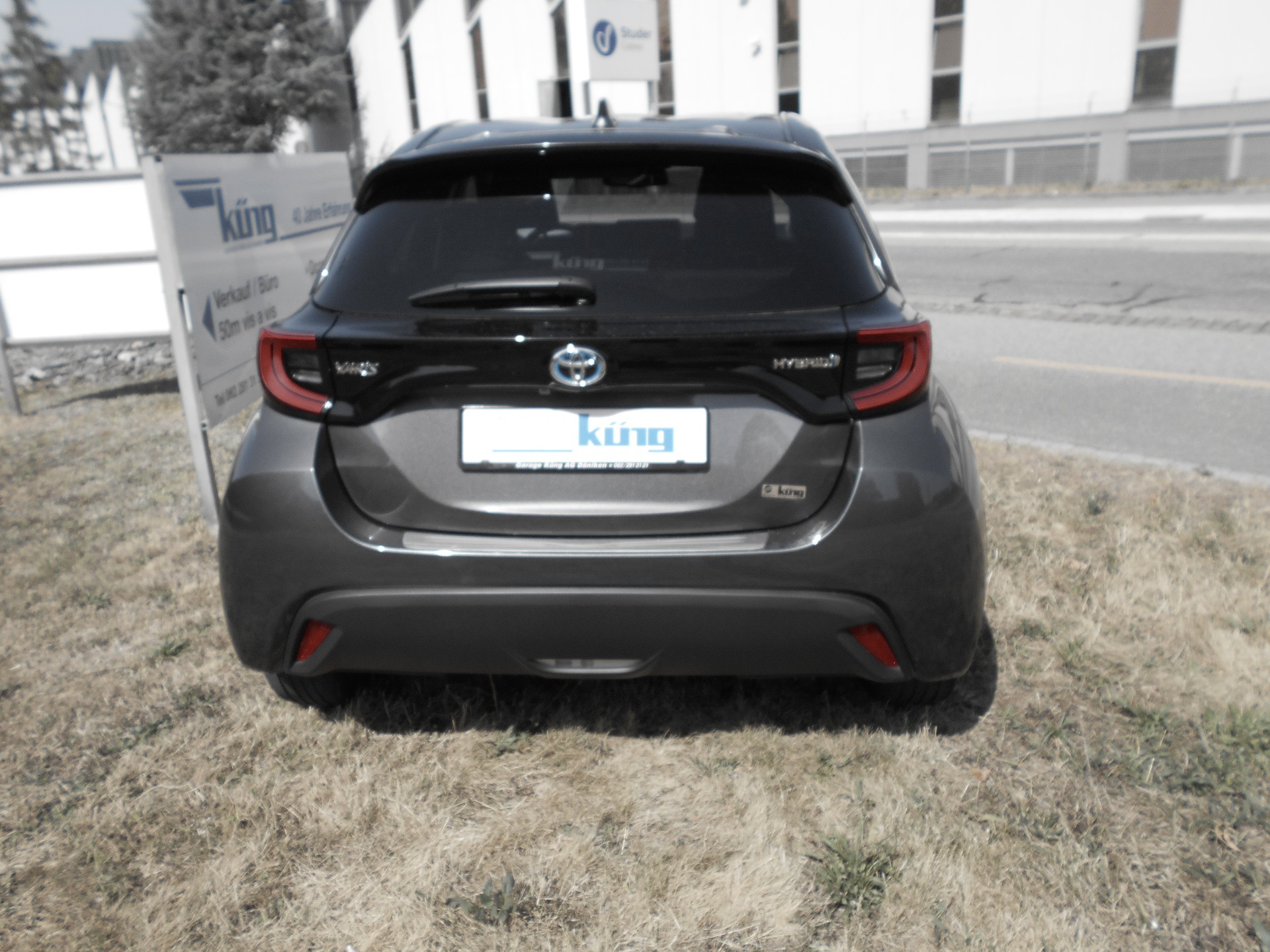 TOYOTA YARIS 1,5 VVT-i HSD Trend*neuwertig-image-3