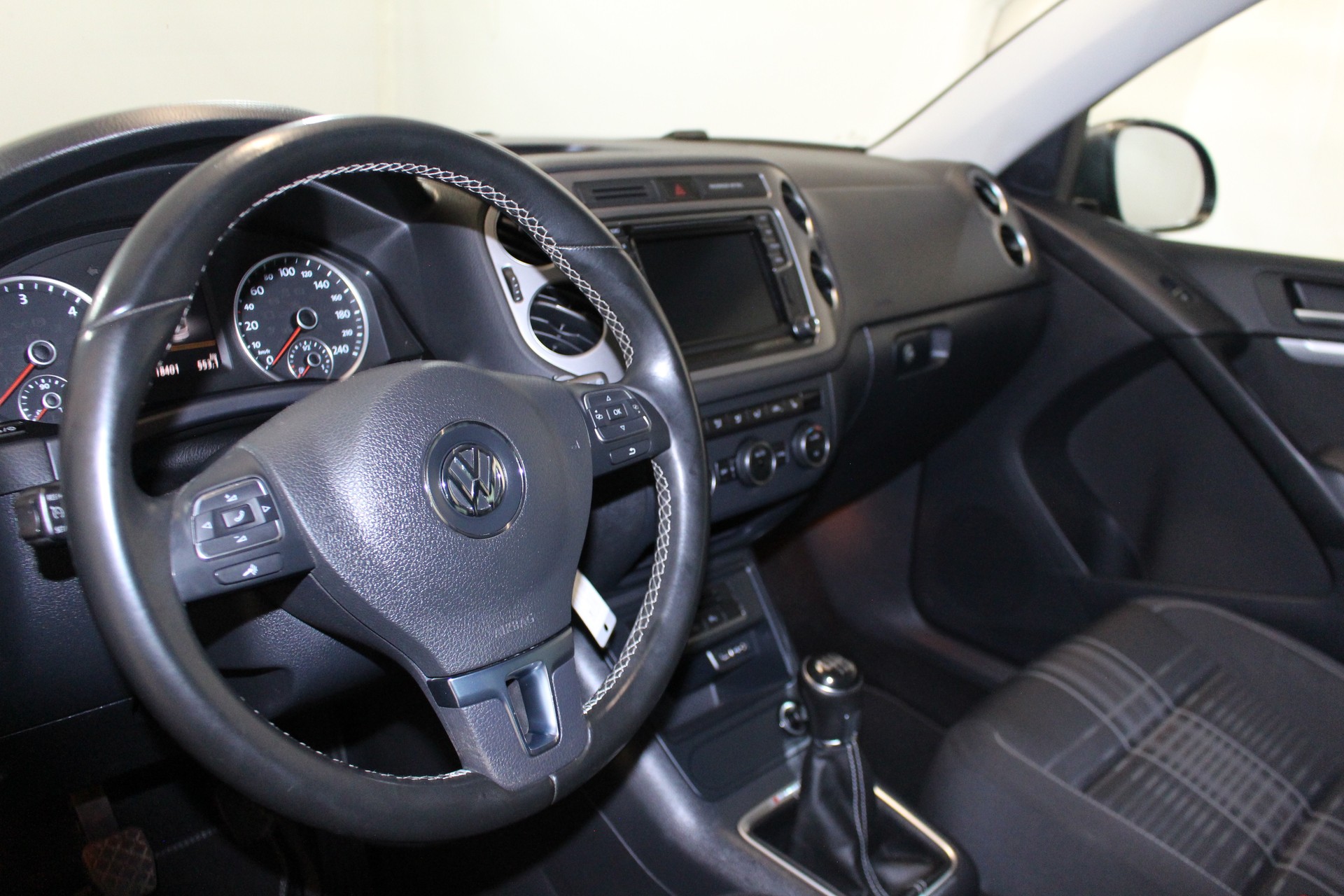VW Tiguan 2.0 TDI BMT Start-image-11