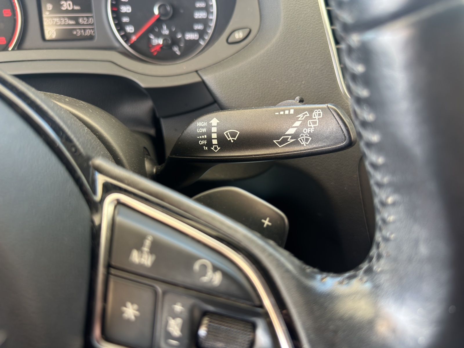 AUDI Q3 2.0 TDI quattro S-tronic-image-15