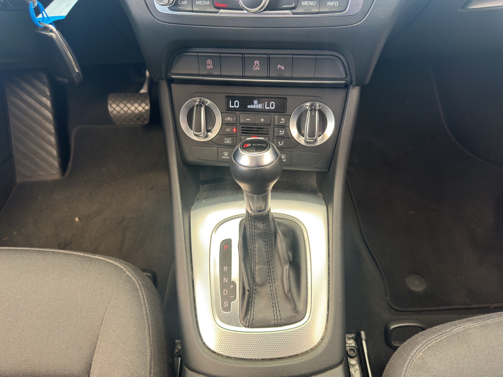 AUDI Q3 2.0 TDI quattro S-tronic-image-13