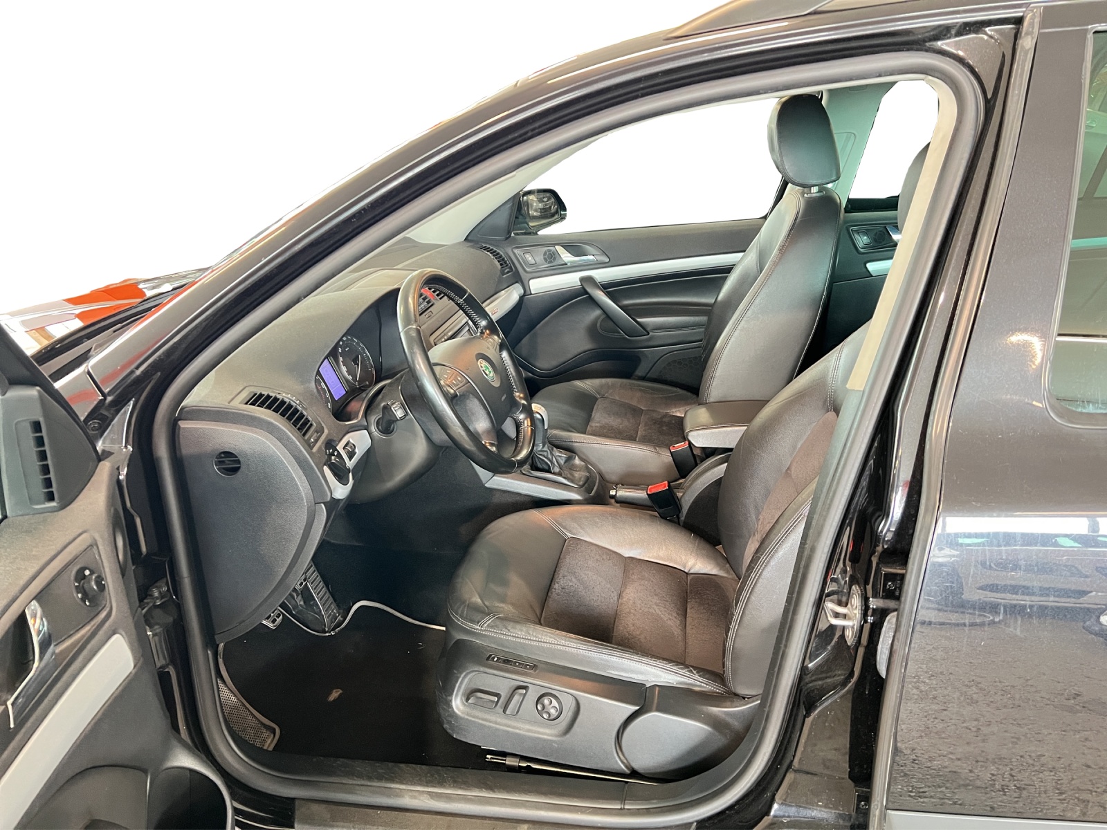 SKODA Octavia Scout 2.0 TDI 4x4-image-8
