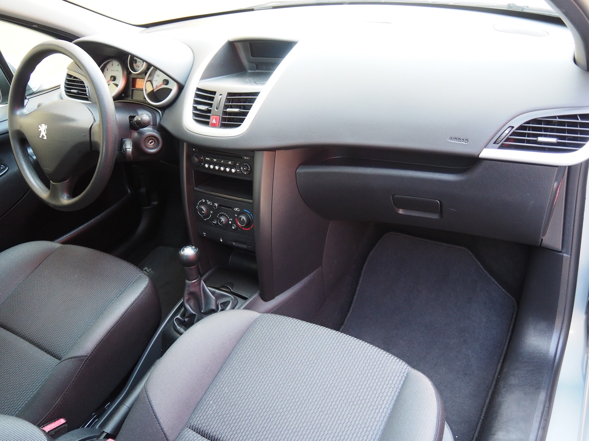 PEUGEOT 207 1.4 16V Millesim 200-image-13