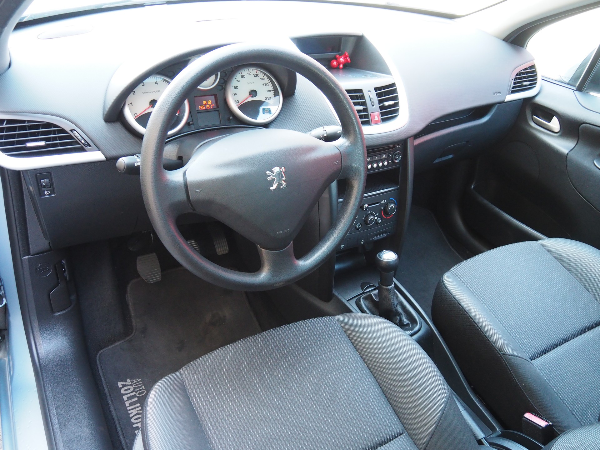 PEUGEOT 207 1.4 16V Millesim 200-image-11