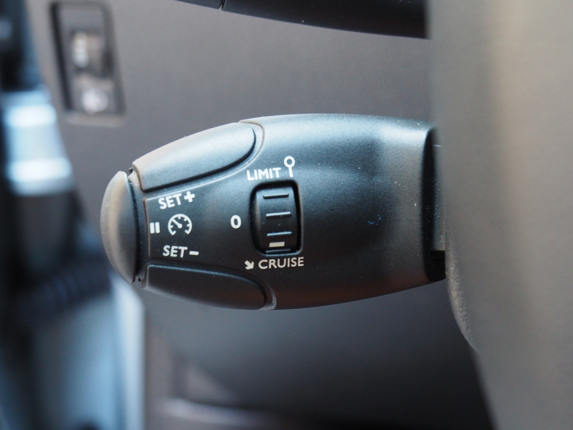 PEUGEOT 207 1.4 16V Millesim 200-image-15