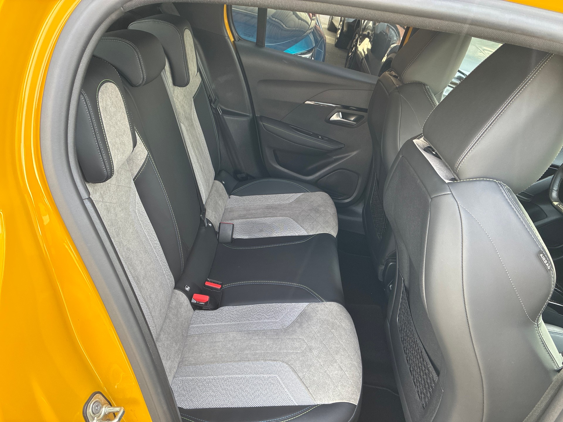 PEUGEOT 208 1.2 PureTech GT Pack EAT8 (Sport Ed. Nr.36/100)-image-8