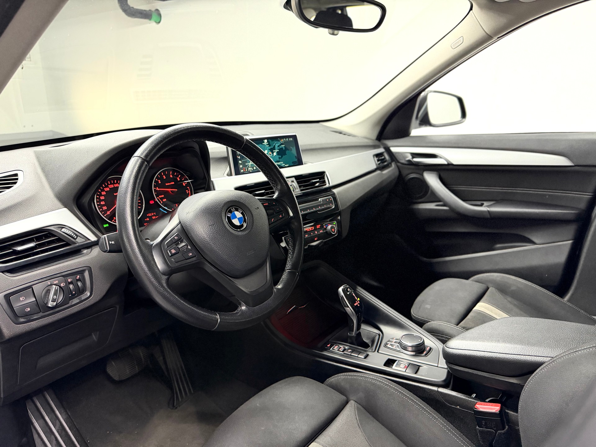BMW X1 sDrive 18i Sport Line Steptronic DSK-image-9