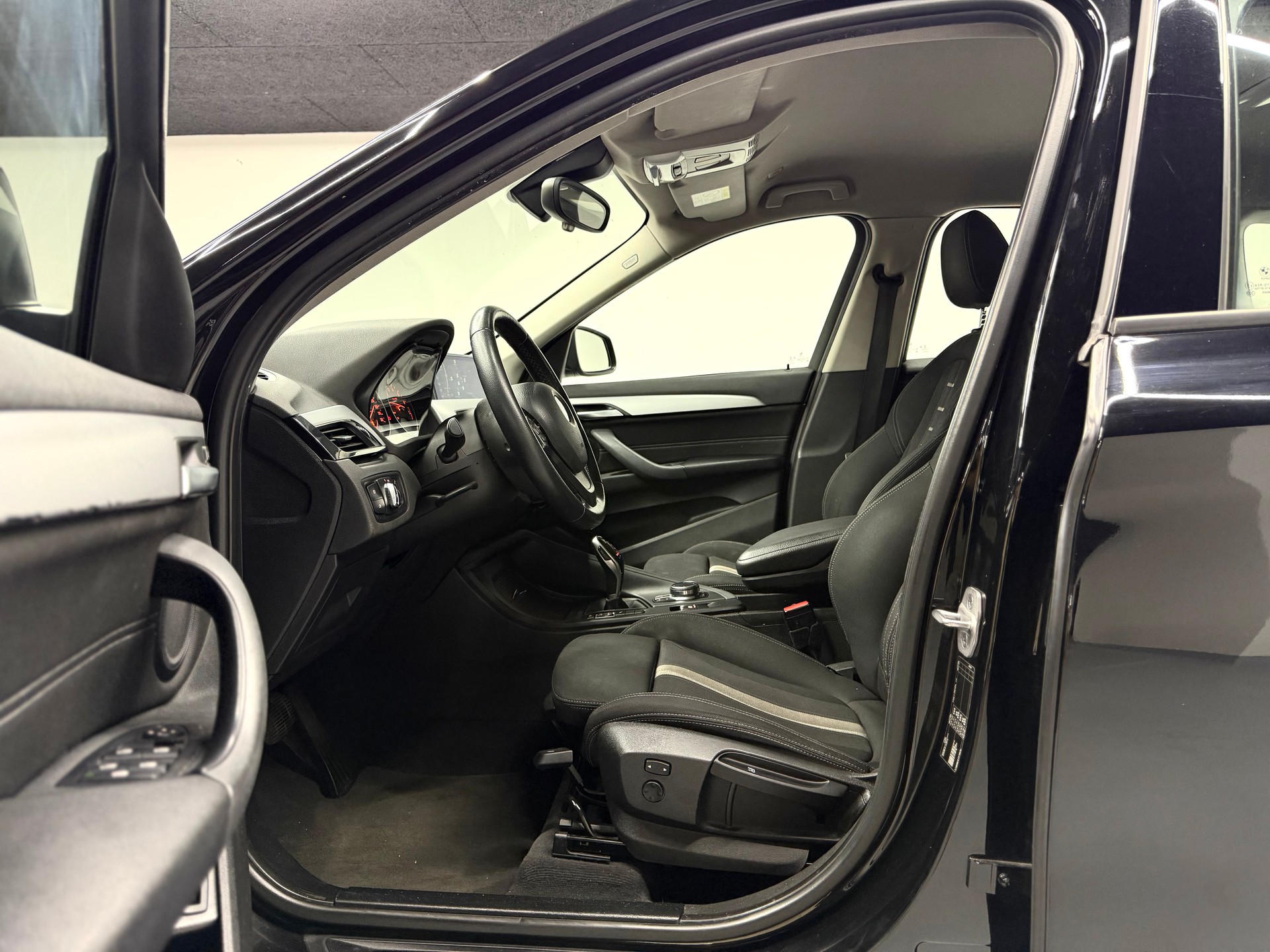 BMW X1 sDrive 18i Sport Line Steptronic DSK-image-8