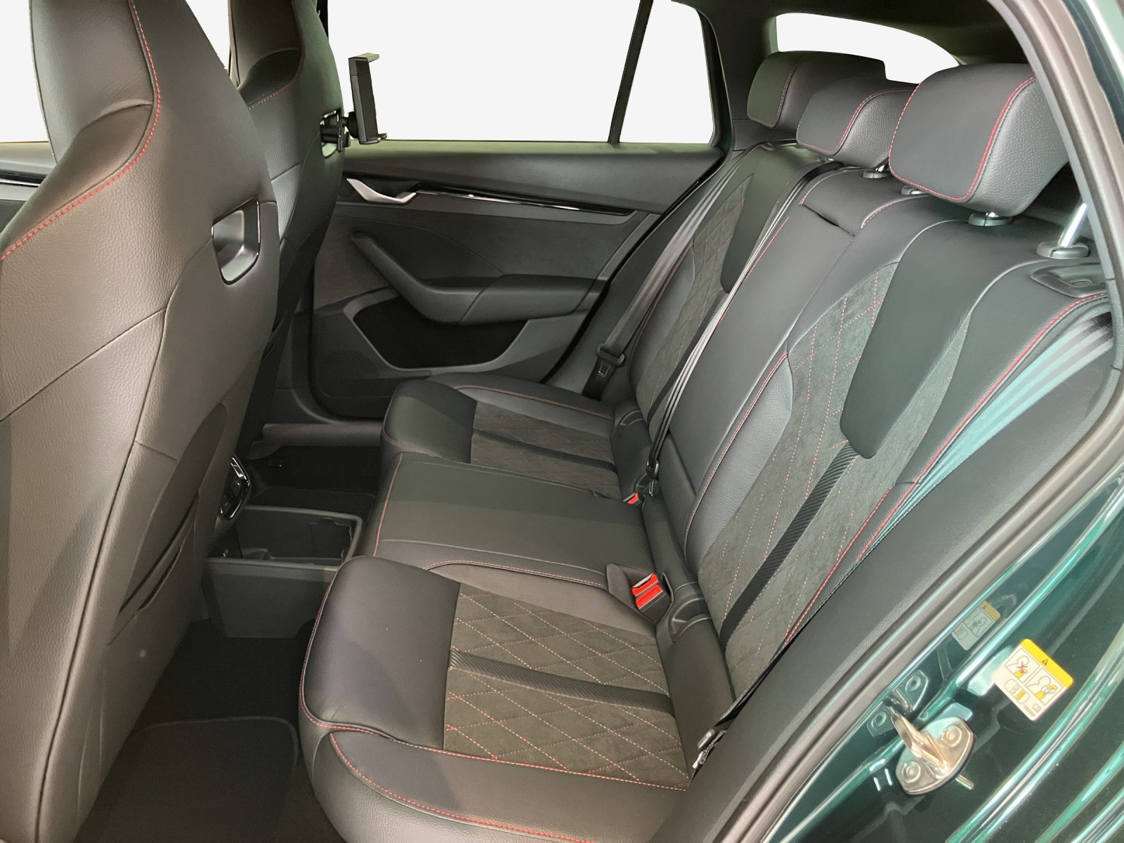 SKODA Octavia Combi 2.0 TSI DSG RS 30 Years Edition-image-11