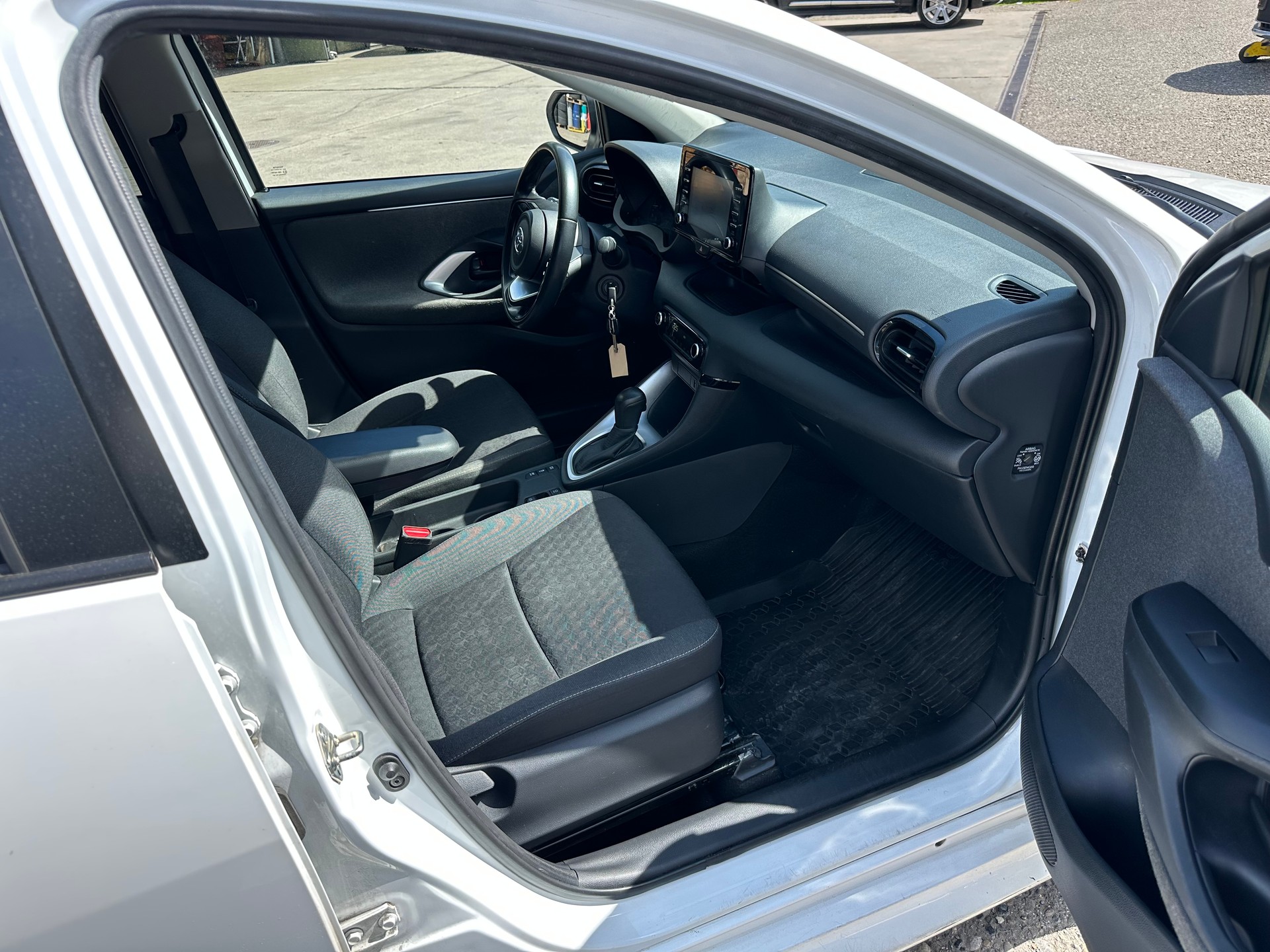TOYOTA Yaris 1.5 Comfort e-CVT-image-13