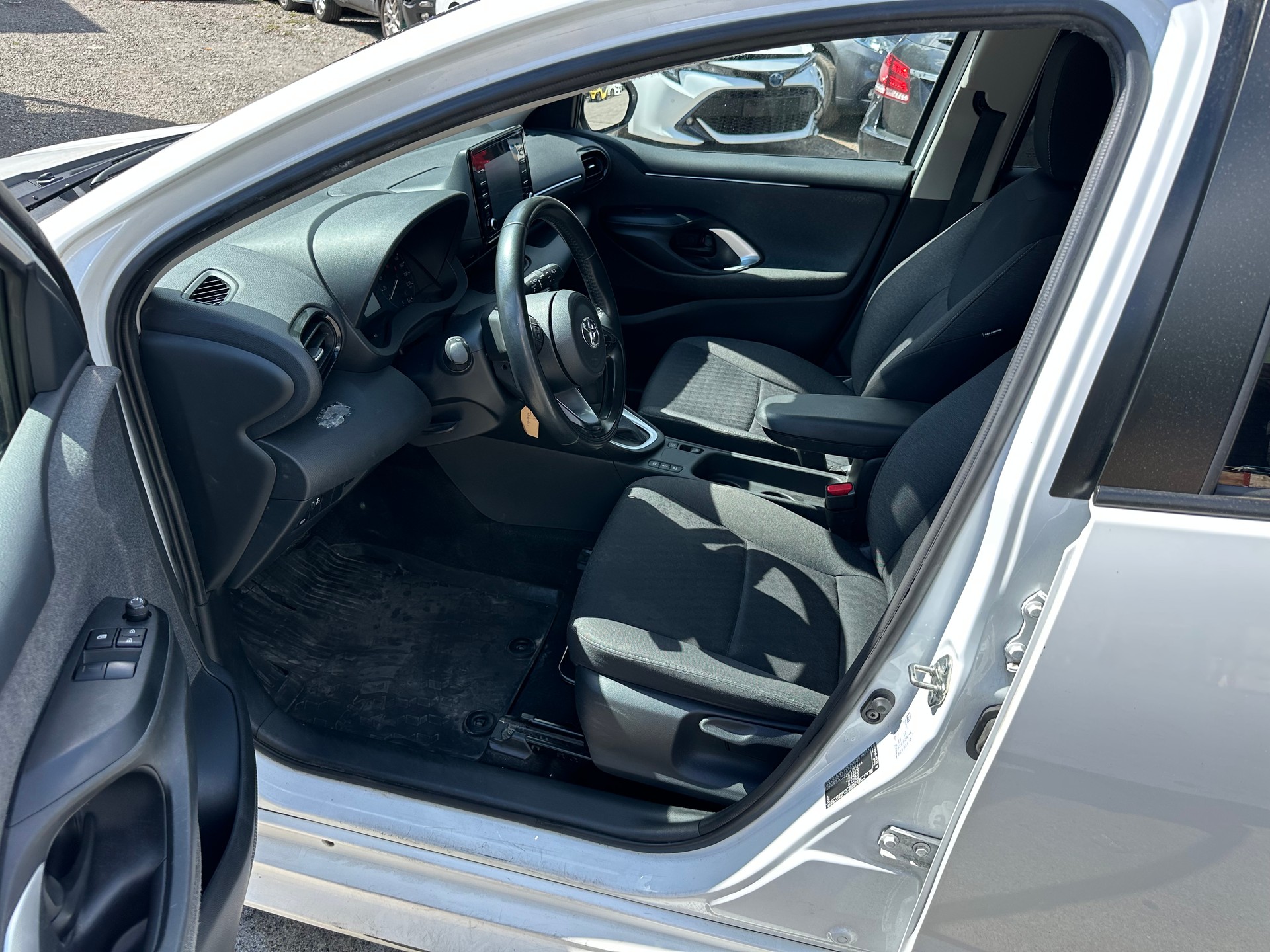 TOYOTA Yaris 1.5 Comfort e-CVT-image-8