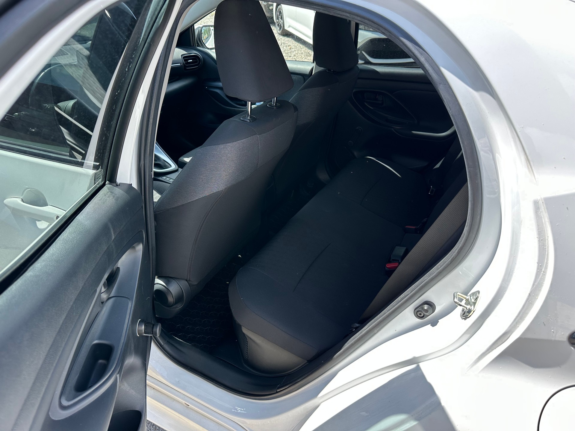 TOYOTA Yaris 1.5 Comfort e-CVT-image-7