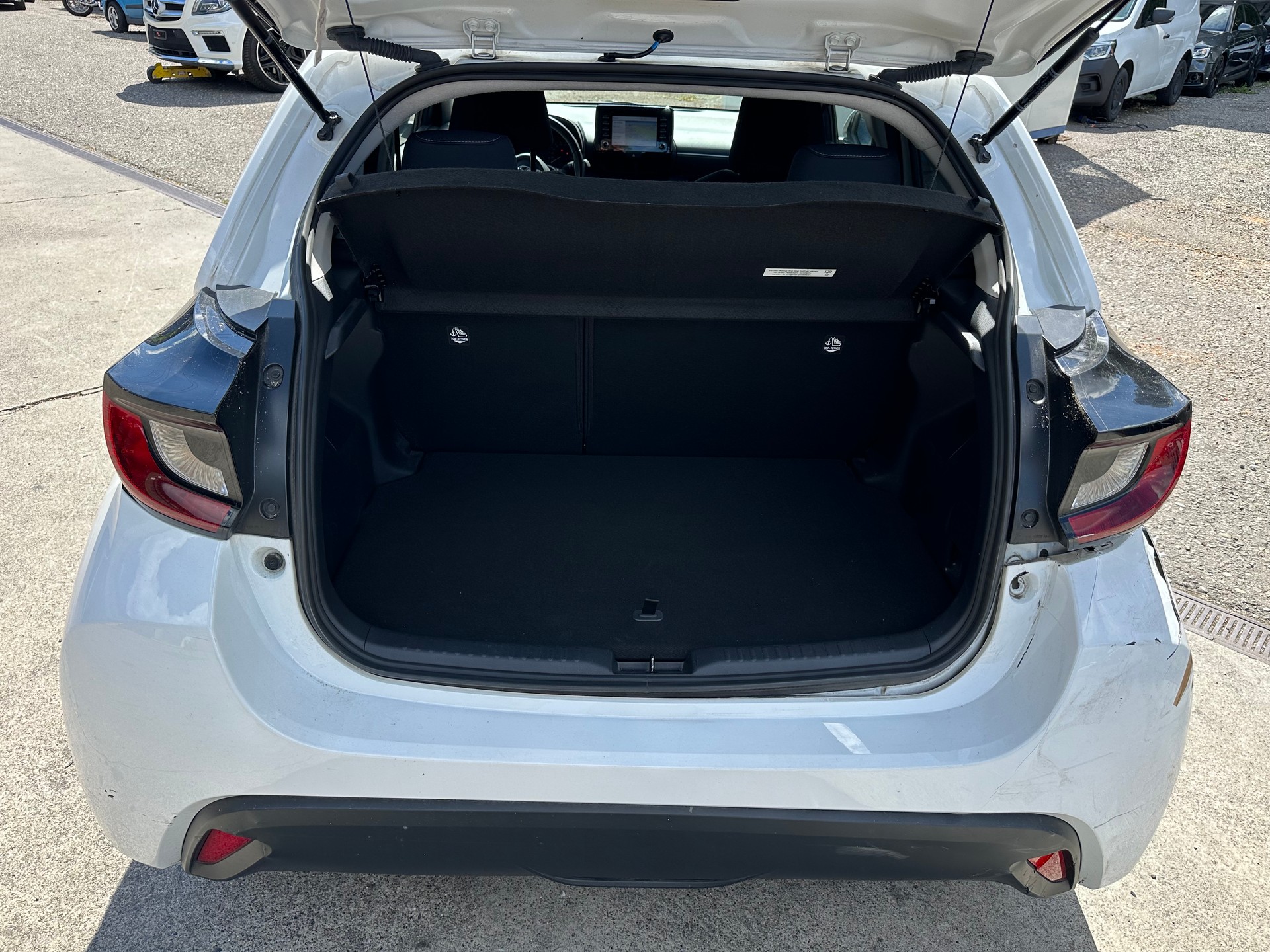 TOYOTA Yaris 1.5 Comfort e-CVT-image-12