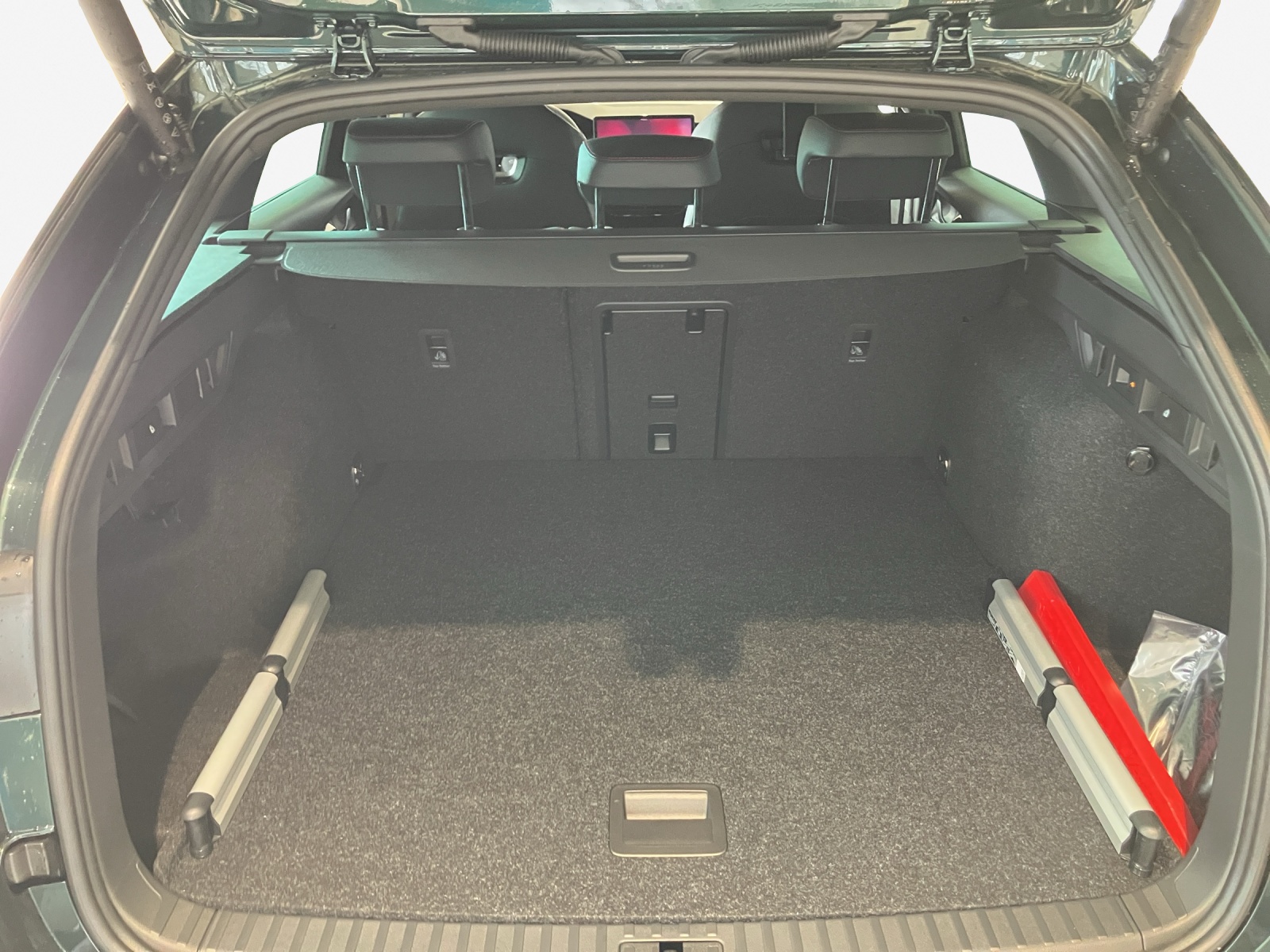 SKODA Octavia Combi 2.0 TSI DSG RS 30 Years Edition-image-12