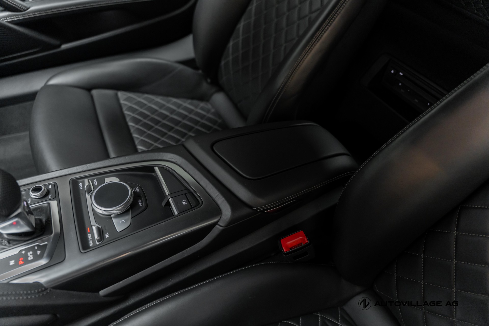 AUDI R8 Coupé RWD S-Tronic-image-11