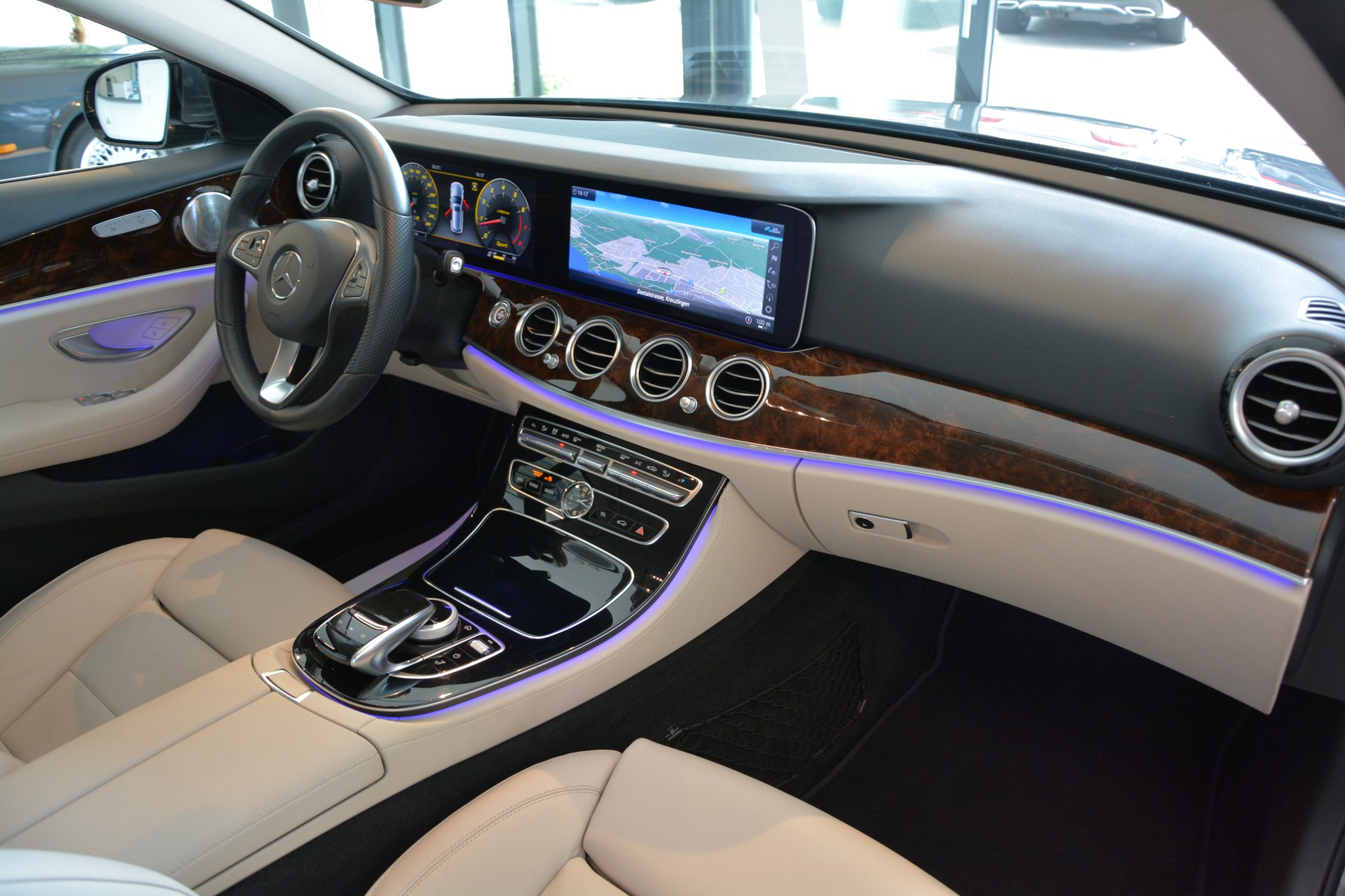 MERCEDES-BENZ E 400 Avantgarde 4 Matic 9G-Tronic-image-12