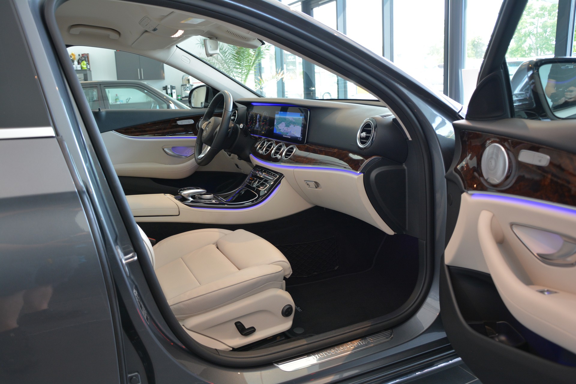 MERCEDES-BENZ E 400 Avantgarde 4 Matic 9G-Tronic-image-13