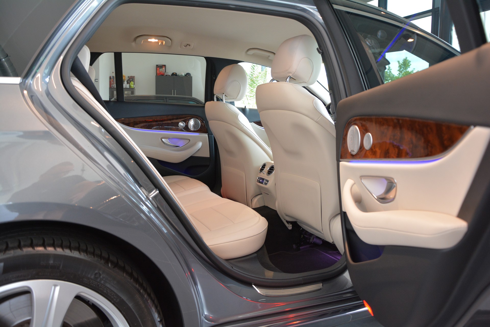 MERCEDES-BENZ E 400 Avantgarde 4 Matic 9G-Tronic-image-14