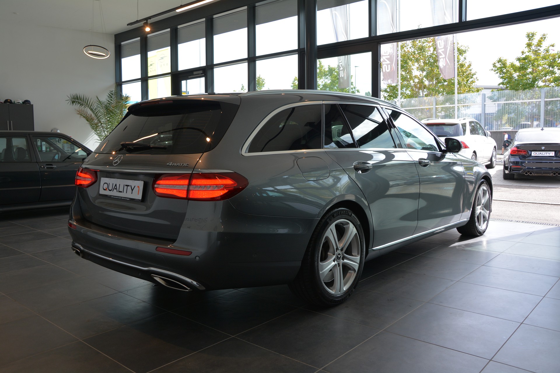 MERCEDES-BENZ E 400 Avantgarde 4 Matic 9G-Tronic-image-5