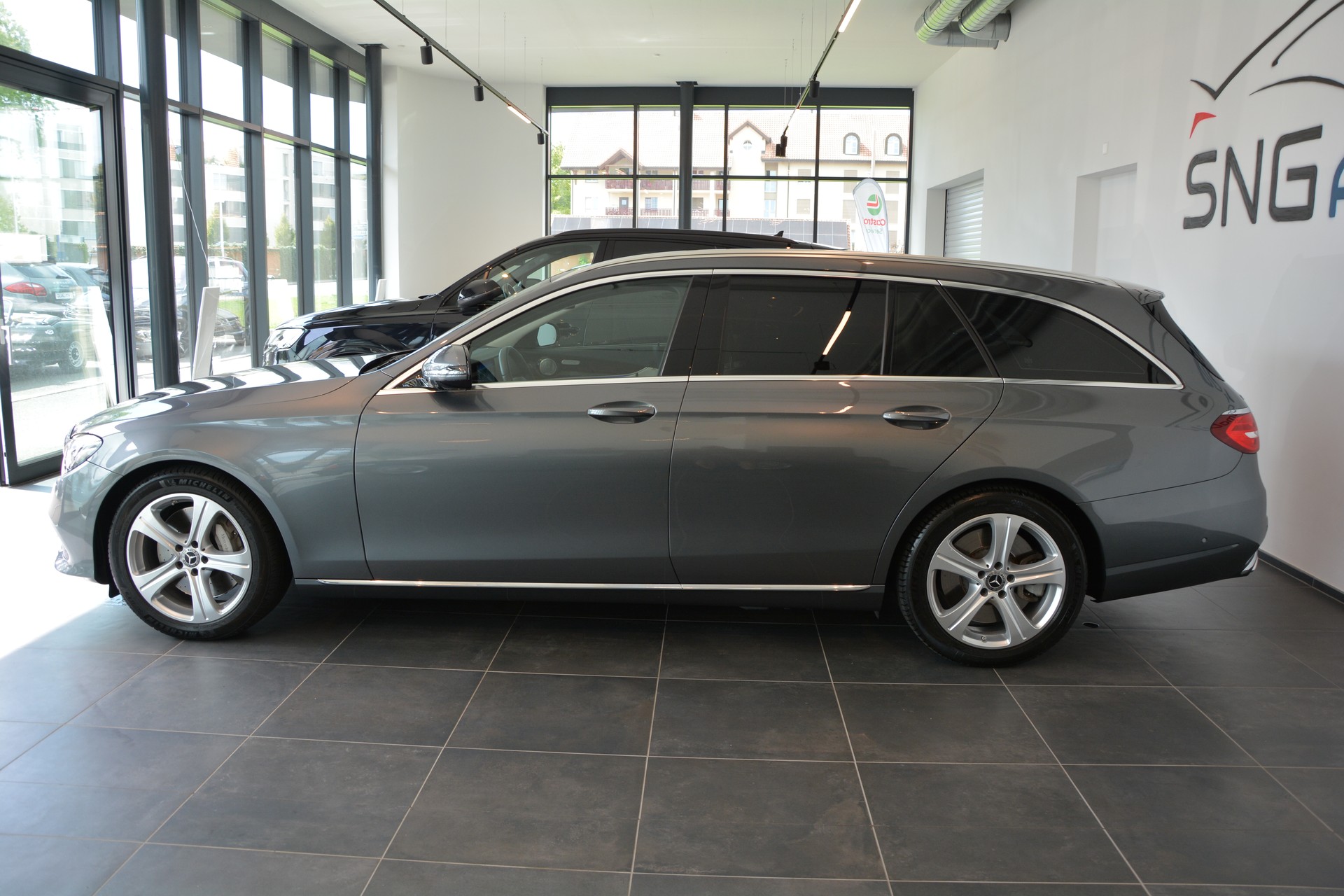 MERCEDES-BENZ E 400 Avantgarde 4 Matic 9G-Tronic-image-2