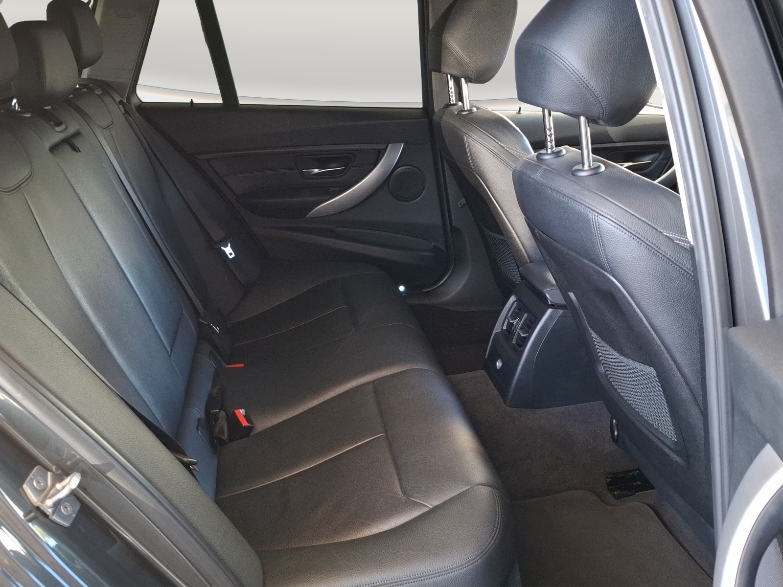BMW 330d Touring Sport Line Steptronic // MFK 26.02.2026 // 8-fach Aluminiumbereift-image-10