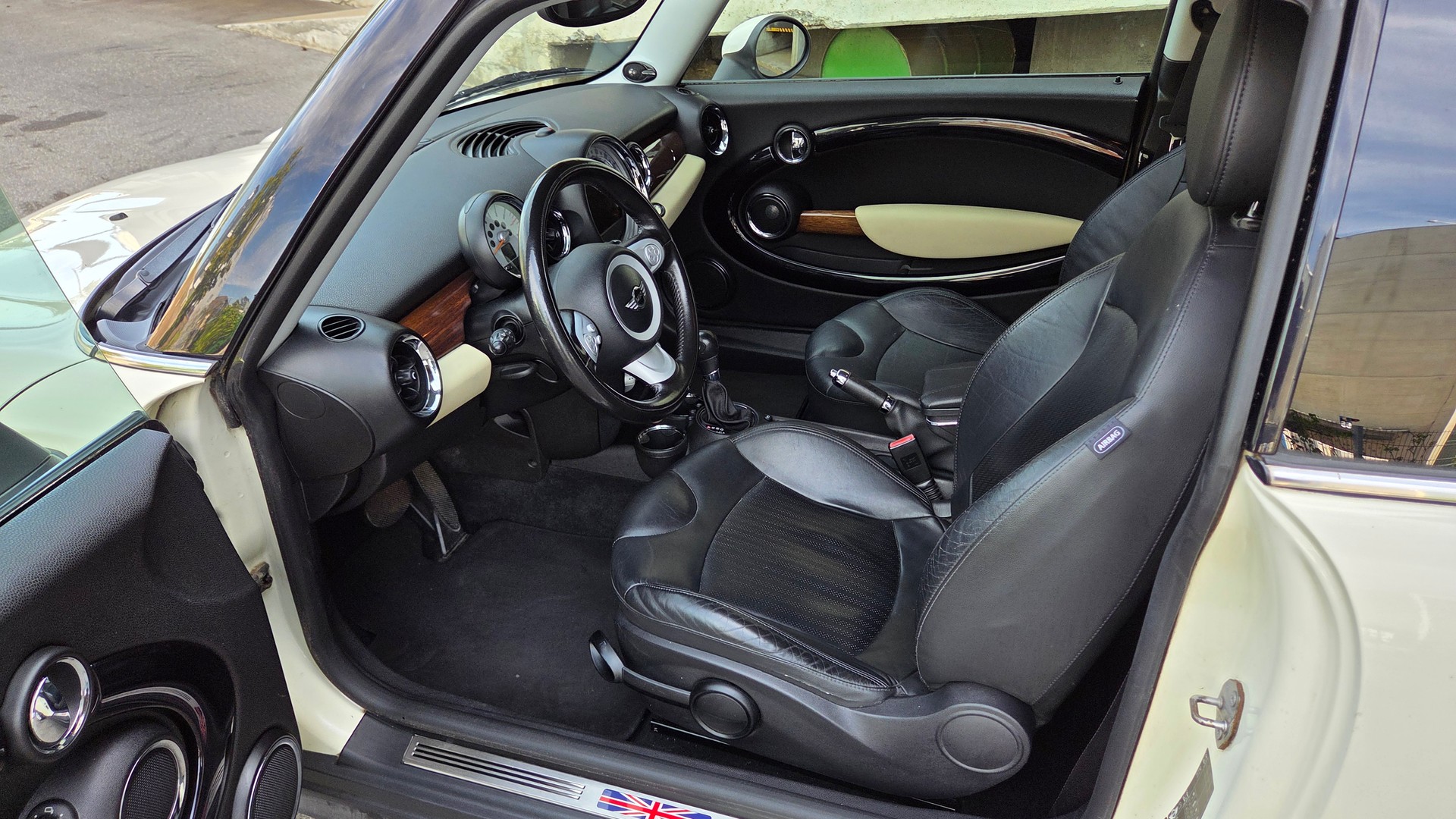 MINI 1.6i Cooper-image-4