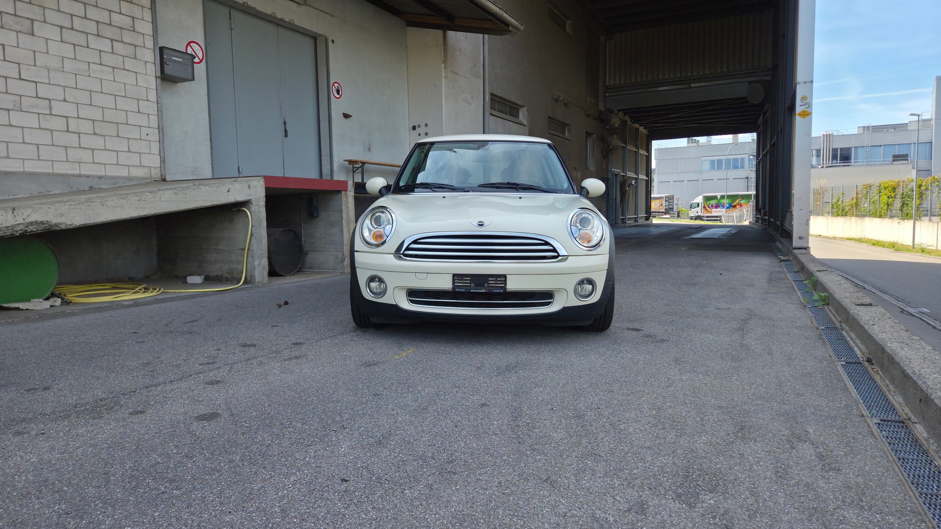 MINI 1.6i Cooper-image-1