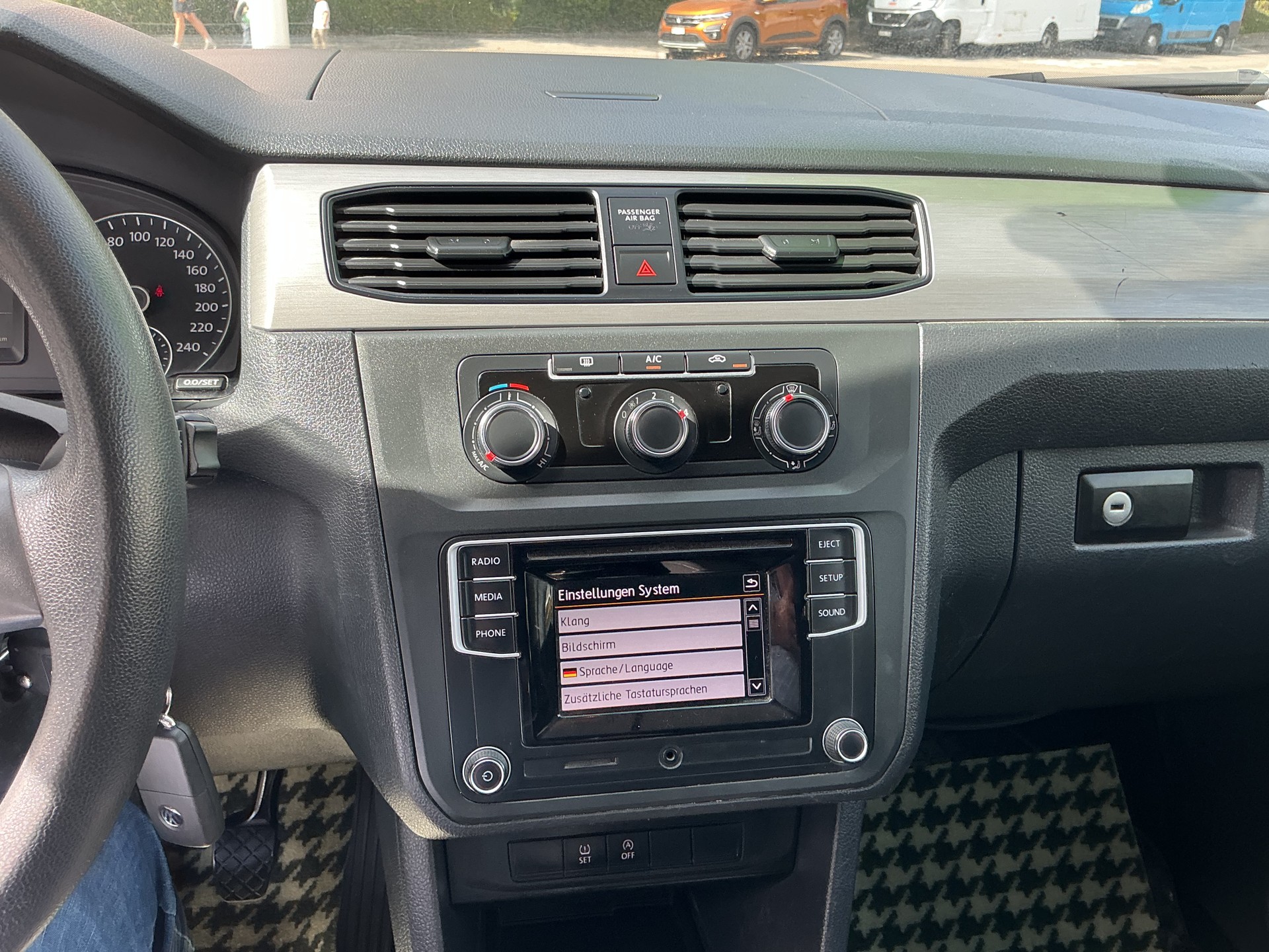 VW Caddy Maxi 1.4TSI BlueMotion Technology DSG-image-15