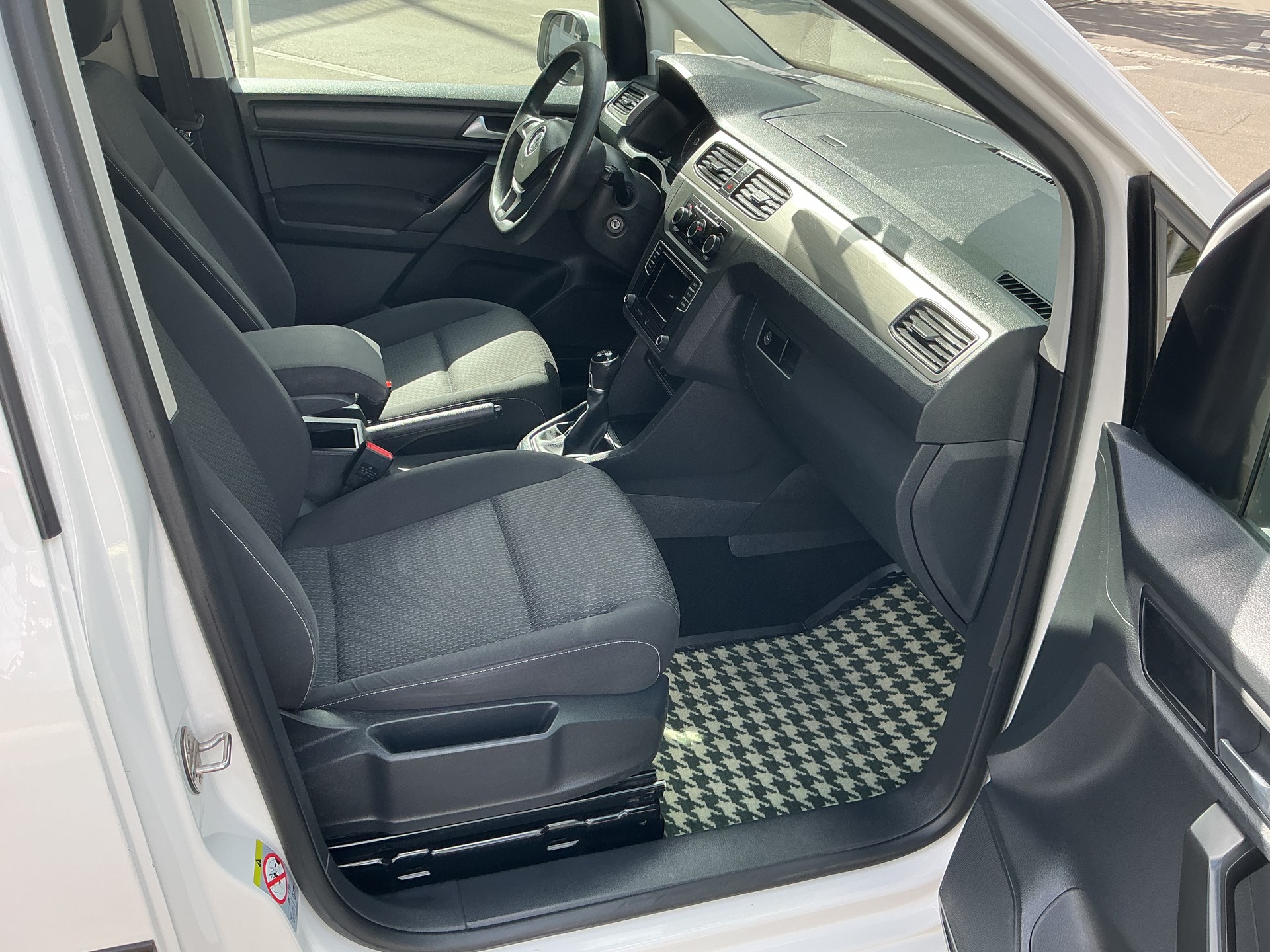 VW Caddy Maxi 1.4TSI BlueMotion Technology DSG-image-13