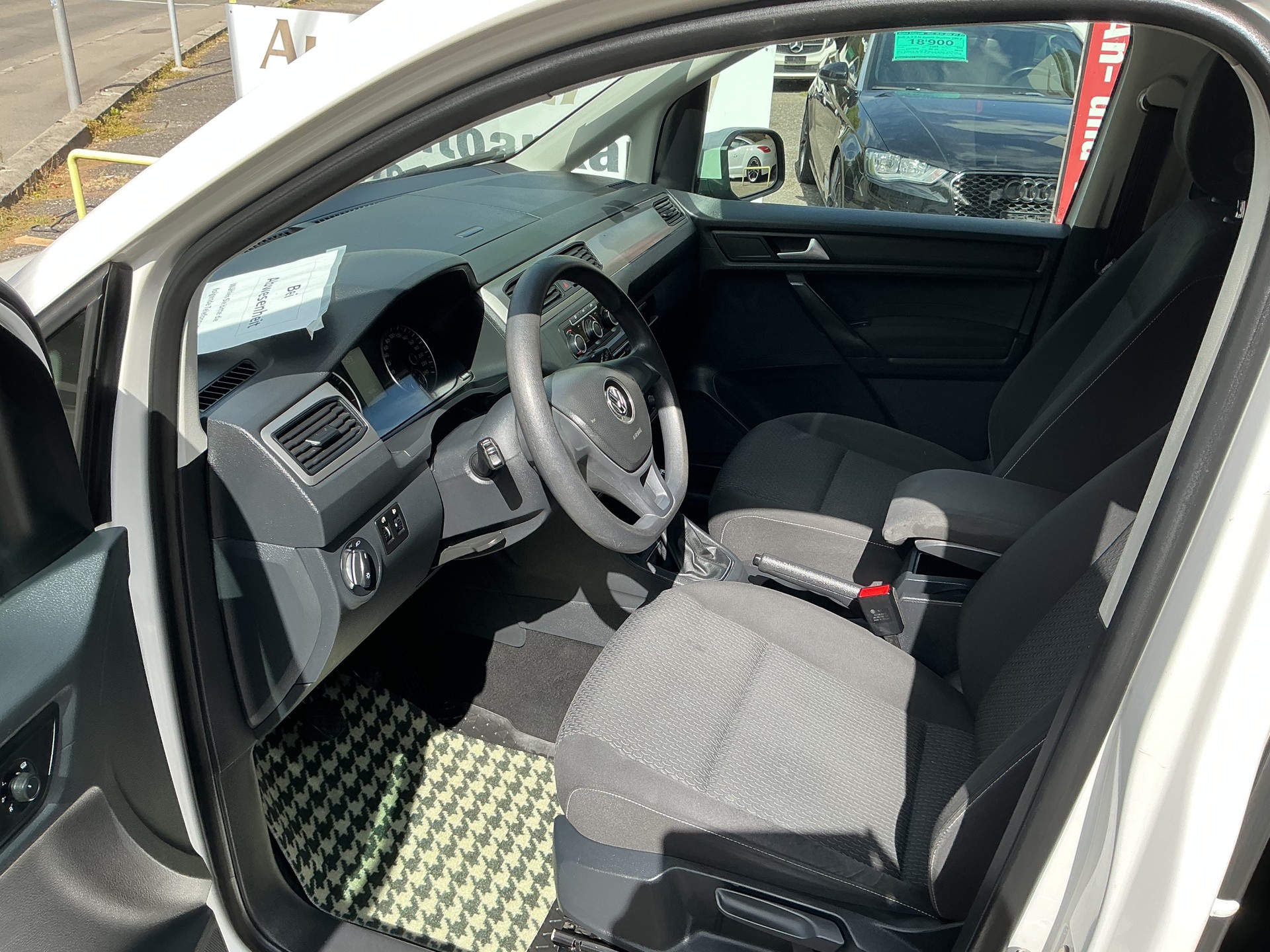 VW Caddy Maxi 1.4TSI BlueMotion Technology DSG-image-11