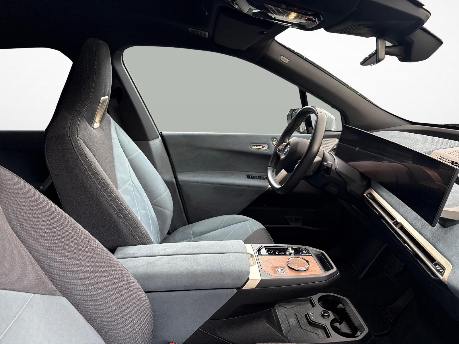 BMW iX xDrive50-image-11
