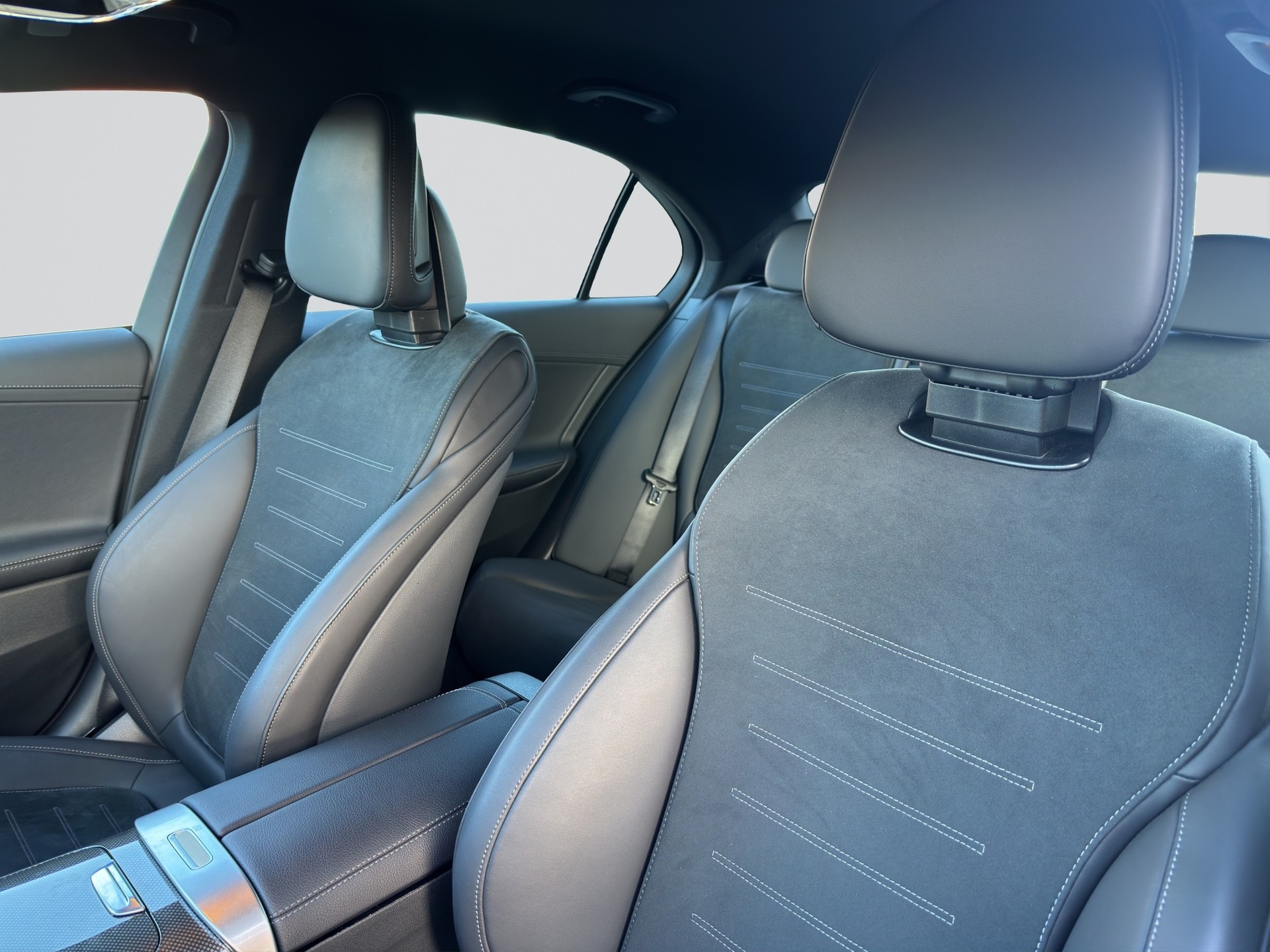 MERCEDES-BENZ C 220 d AMG Line-image-5